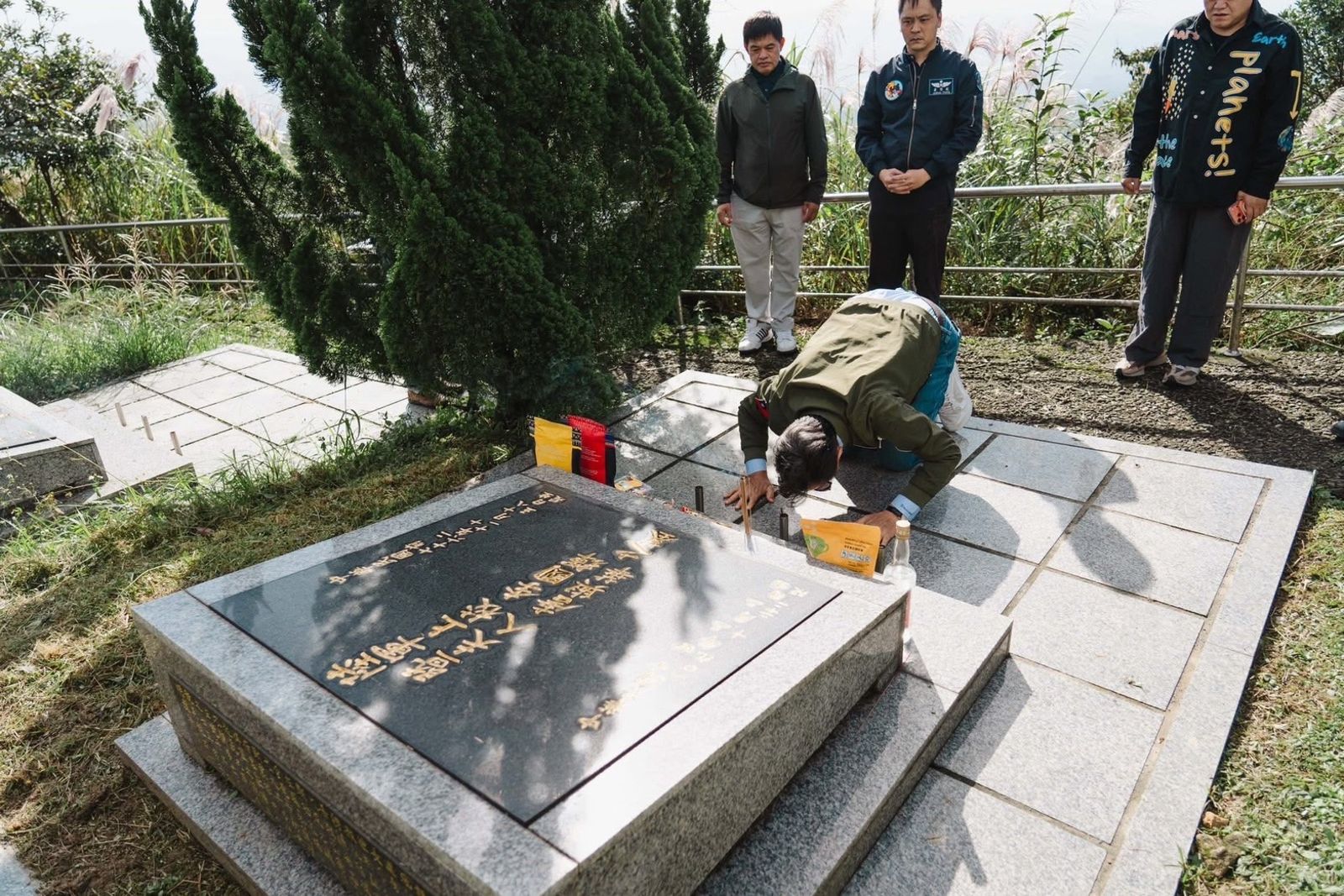 《異域》李國輝團長本尊長眠地曝光!「亞細亞孤兒」後代祭拜 他激動下跪磕頭