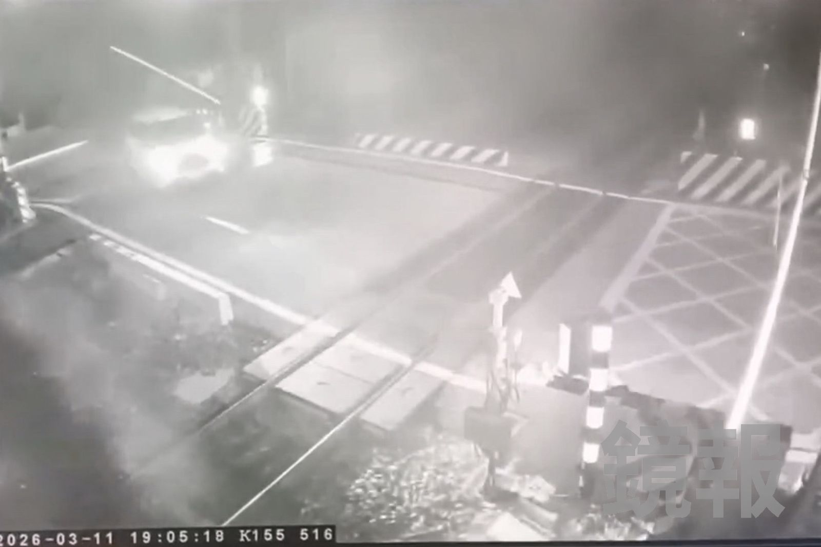 蘇姓副站長駕駛休旅車，疑趁遮斷桿降下的空檔縫隙，違規闖越平交道。民眾提供