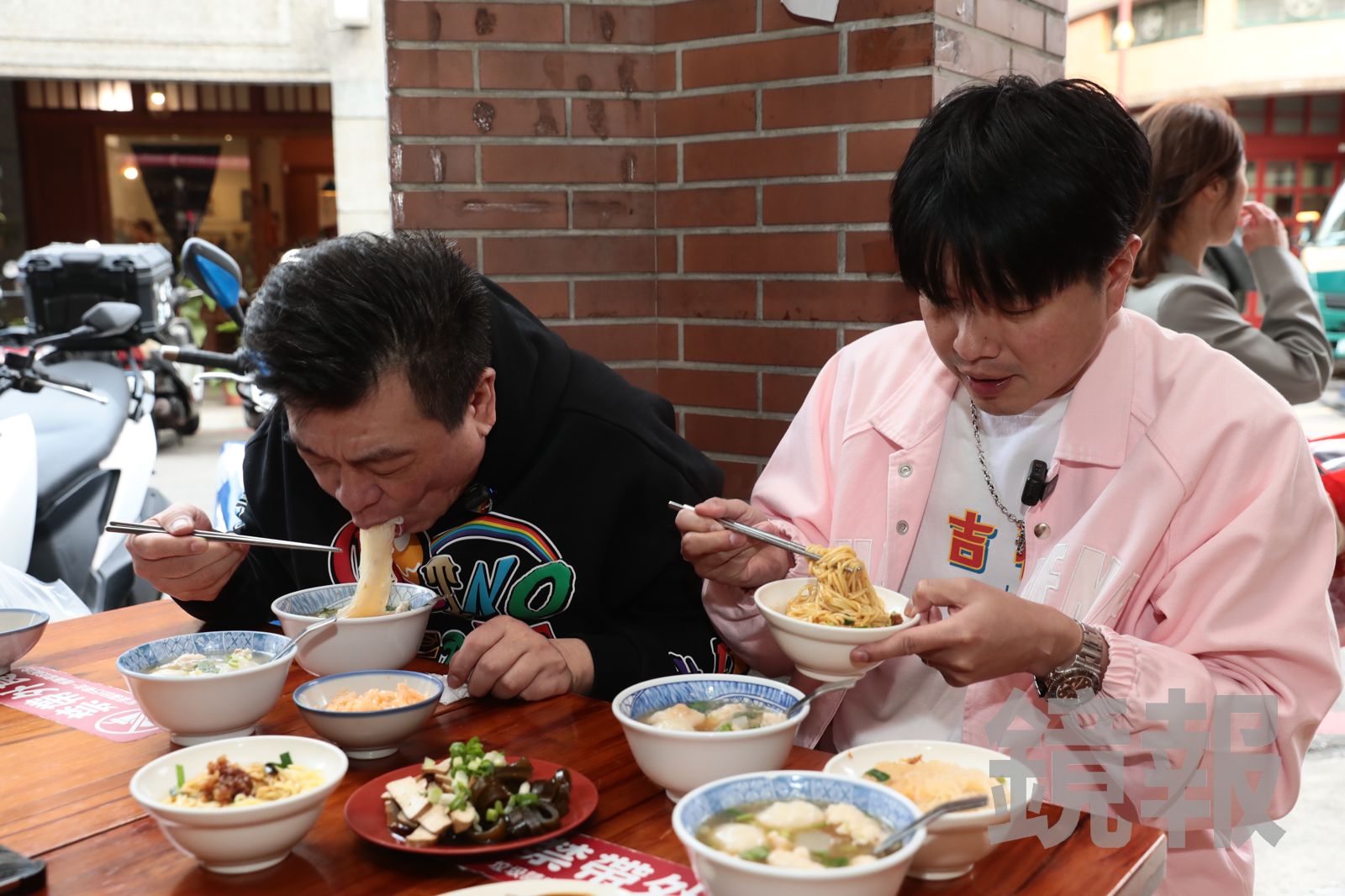 李易（右）推薦高中同學開的「老阿伯魷魚羹」。林煒凱攝