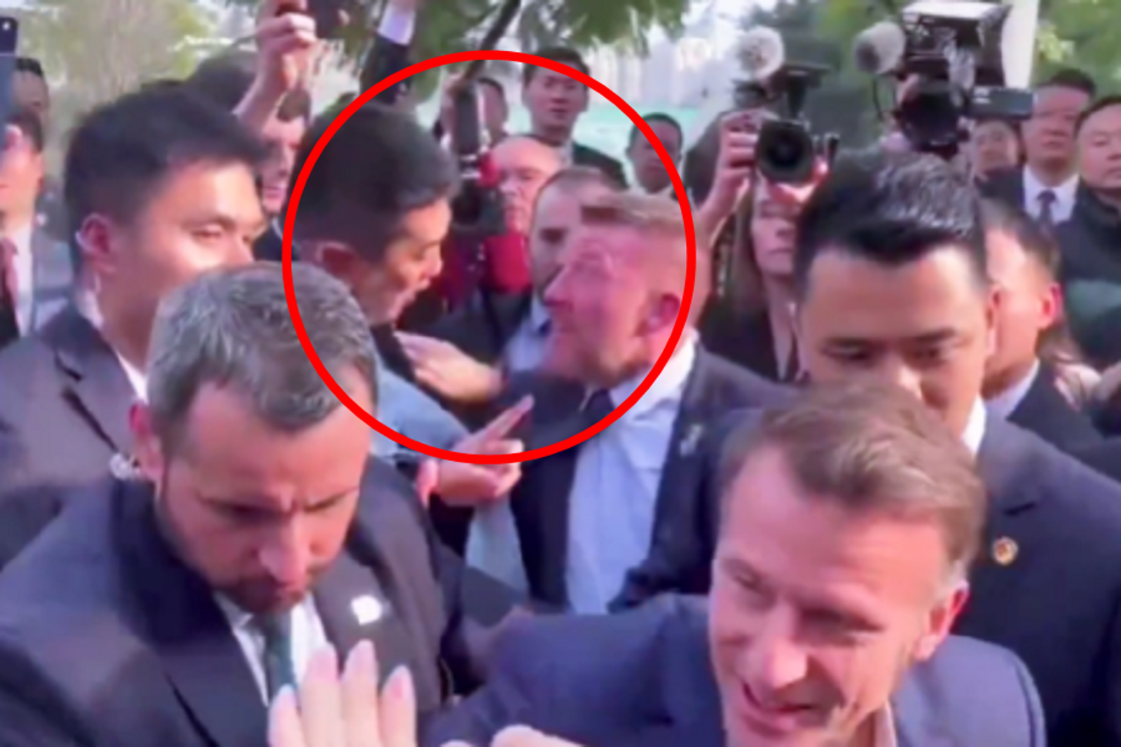 41J肉聲/法總統訪中「偷跑」引爆中法保鑣大戰 習近平「摸背奴才」引熱議