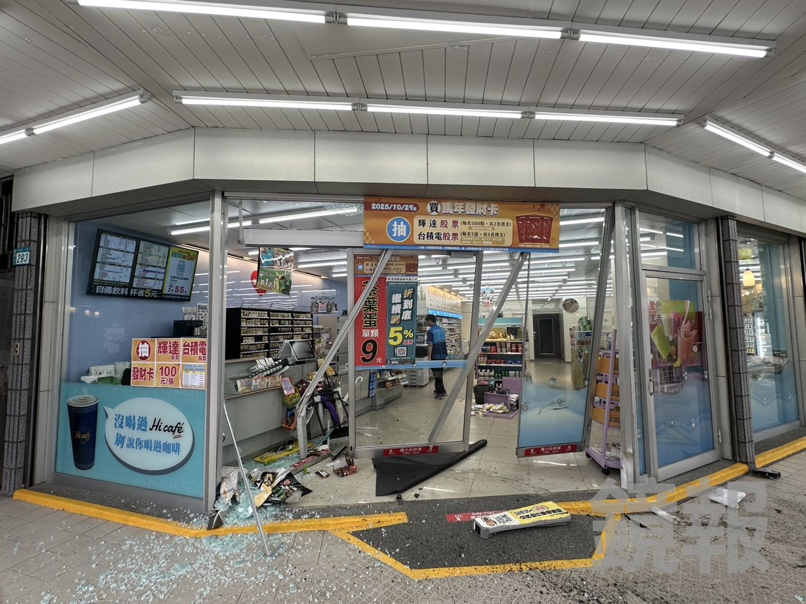 車商大門直接被撞毀。翻攝畫面