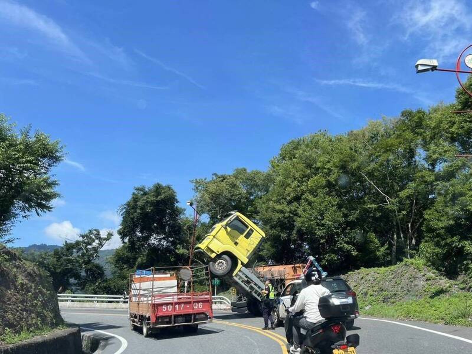 南投埔里台14線大型砂石車翻車　疑下坡車速過快翻成「蹺孤輪」