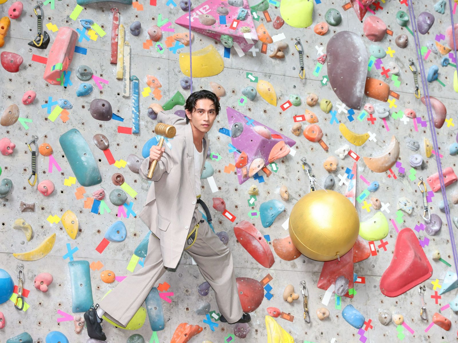 柏霖16日在發片記者會上挑戰攀岩。劉耀勻攝