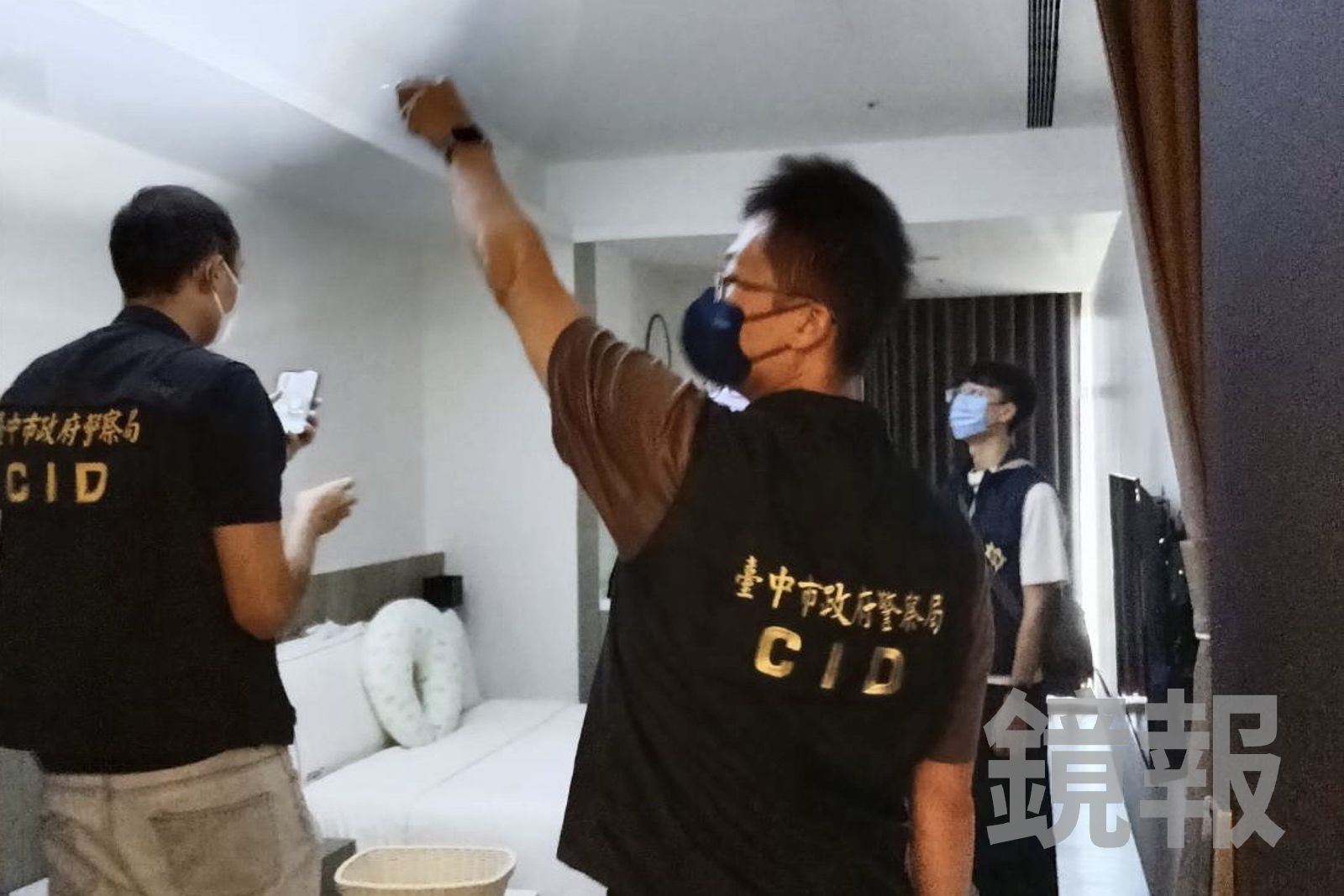警方使用紅外線探測儀清查可疑狀況。台中市政府提供