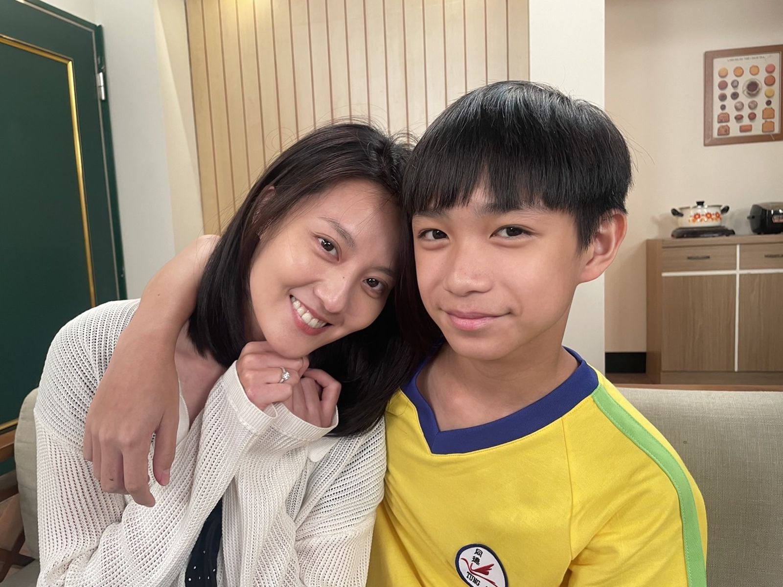 顏曉筠升格當媽，與童星劉星宇（右）母子情深。民視提供
