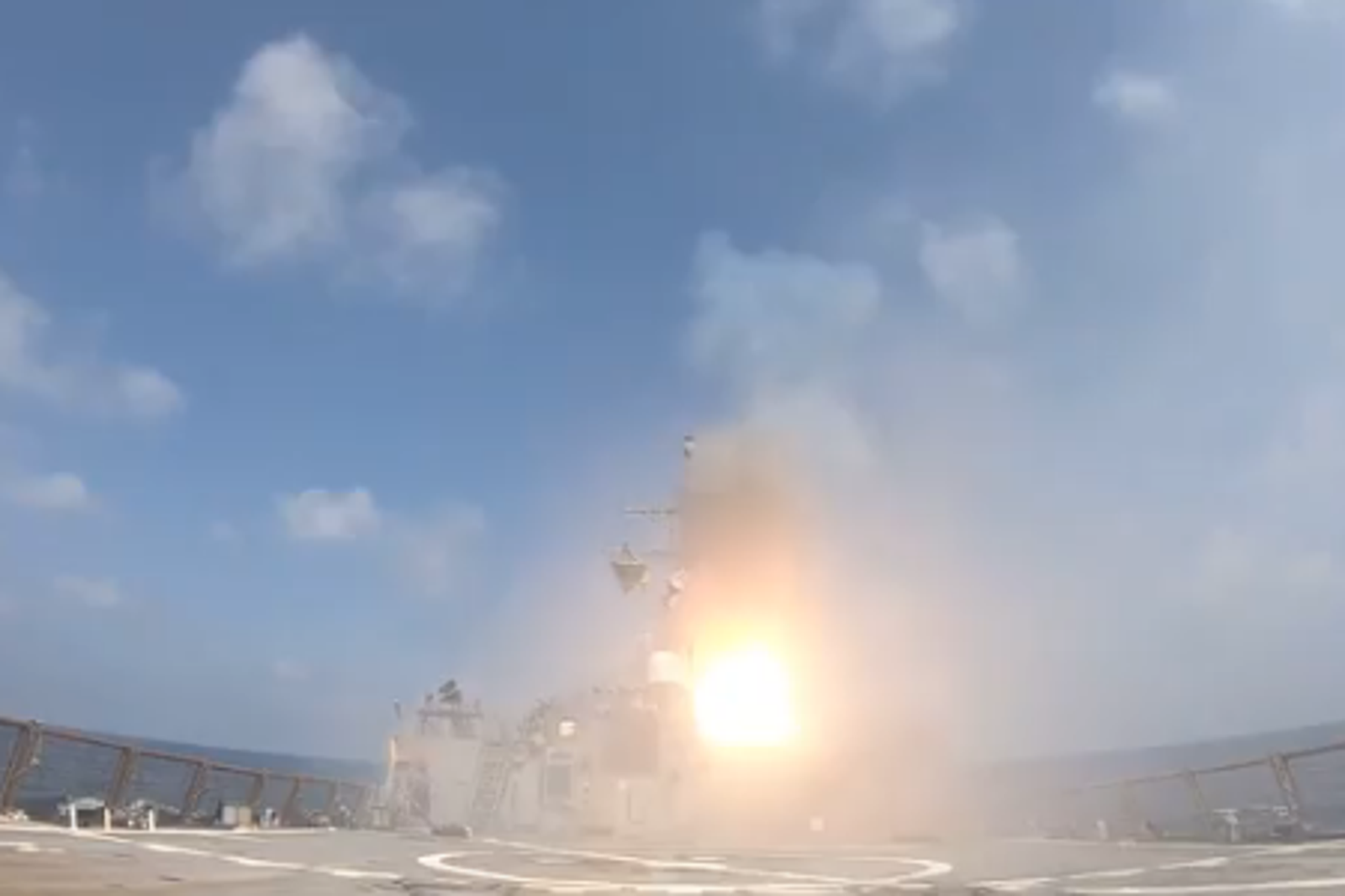 美國中央司令部(CENTCOM)稱「美國B-2隱形轟炸機攜帶2000磅(約907.18公斤)炸彈,襲擊伊朗加固過彈道飛彈設施」。圖/翻攝自X@CENTCOM