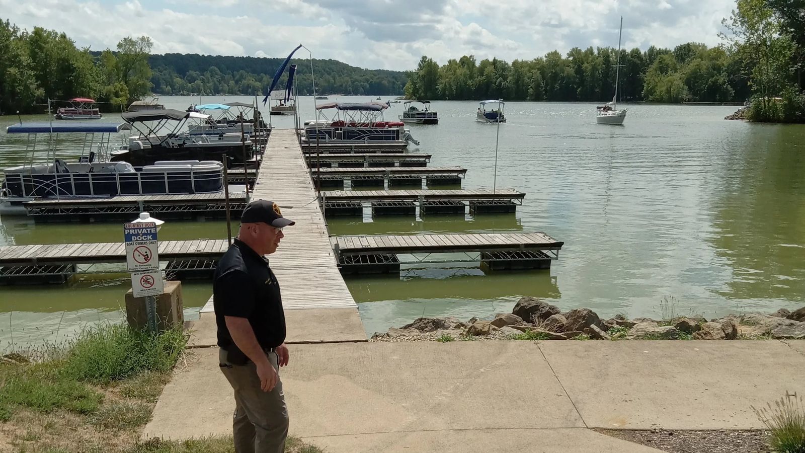 信教母載小孩撞車衝進湖！瘋喊「4歲兒獻祭給上帝」…湖底撈出父子遺體