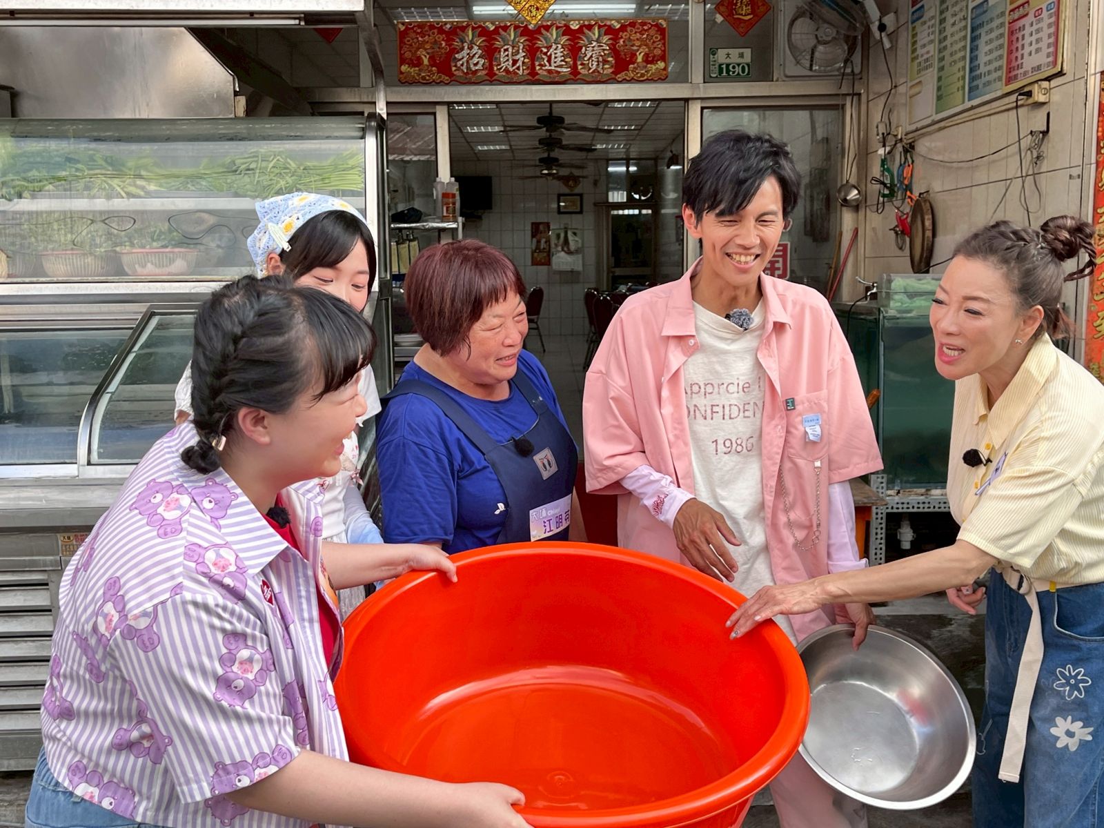 宮美樂(左一)拿出一個巨大澡盆,笑翻眾人。民視提供