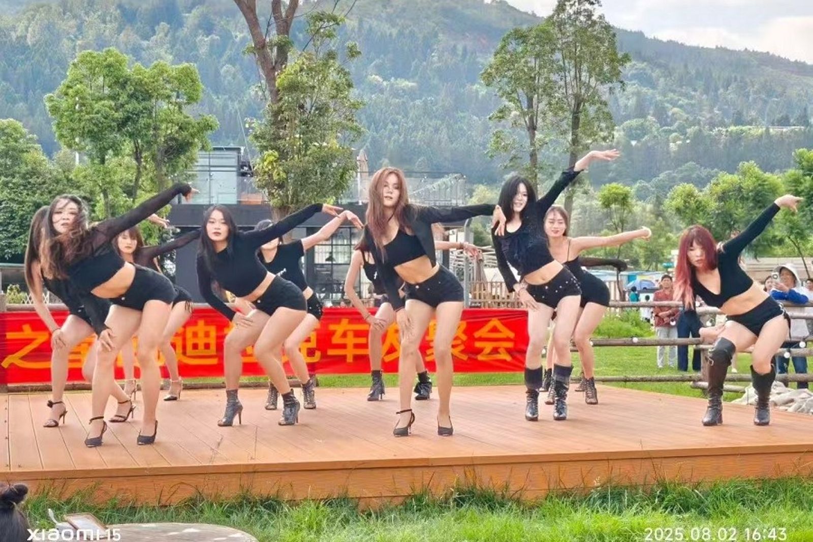 說好的野戰?高級車友會請來辣妹助陣 「手天使服務」讓人笑翻