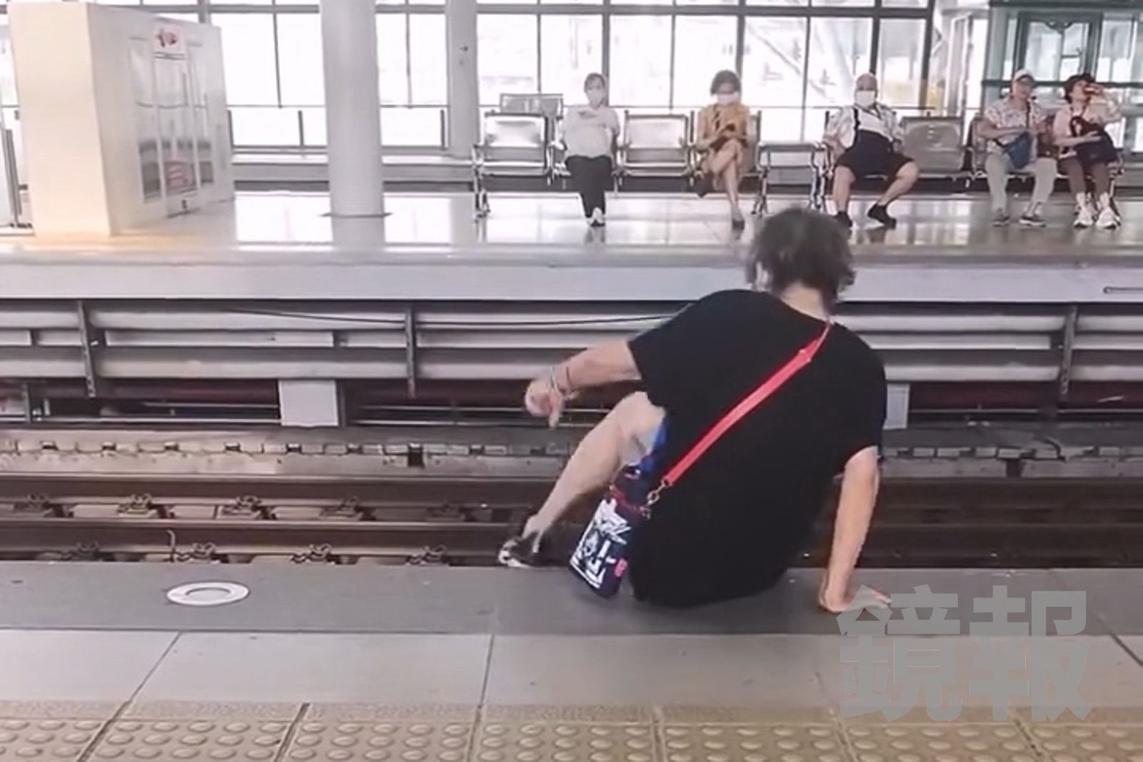 台中車站驚險一幕！「為撿百元鈔」婦人冒險跳軌險遭區間車撞擊　台鐵：可重罰