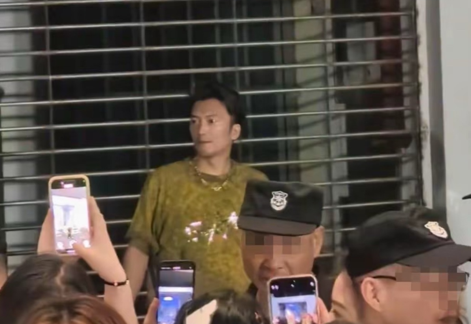 易峰在場外遭到群眾包圍。翻攝微博