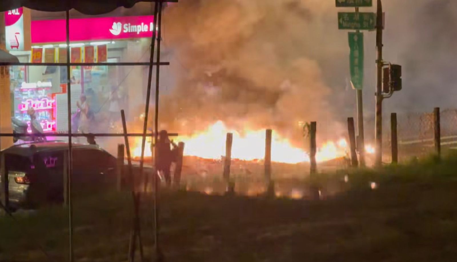 高雄市仁武區某廟宇的廟會遶境活動鞭炮聲不斷。圖/翻攝自FB/仁武人大小事