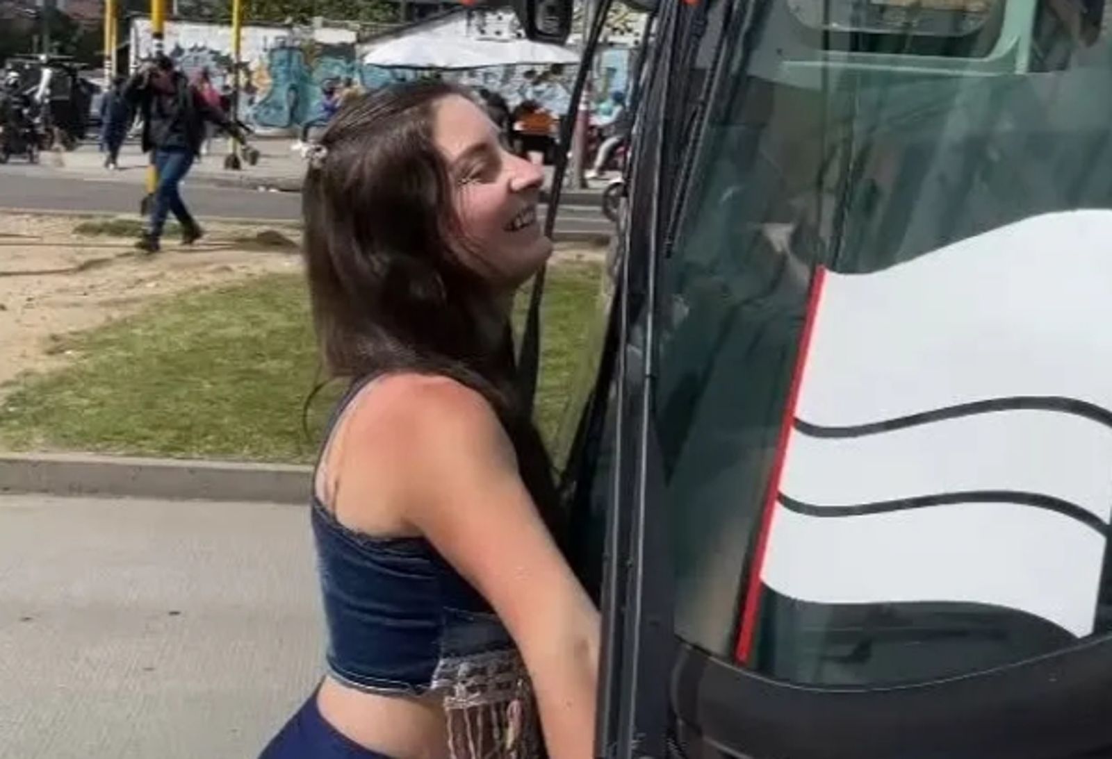 對公車一見鍾情!正妹護士辦婚禮「嫁給公車」還刺青在身上 親揭戀愛始末