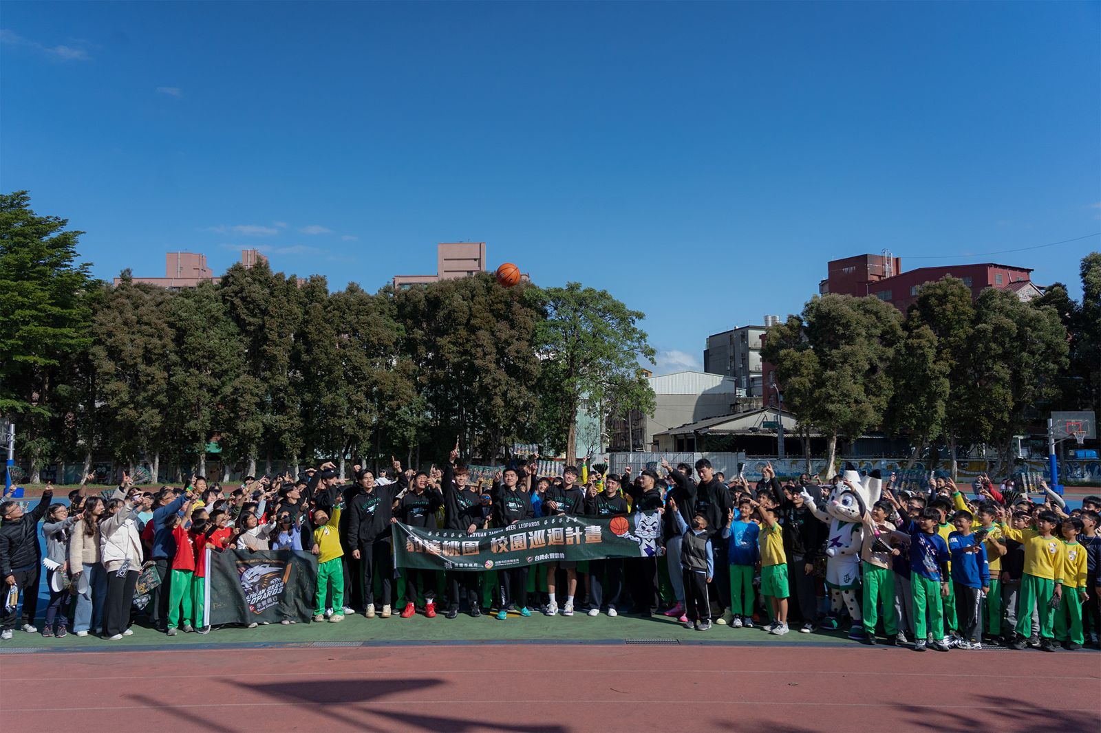 桃園台啤永豐雲豹推動「豹達桃園」校園巡迴企劃，昨日造訪桃園區建國國小。圖／桃園台啤永豐雲豹提供