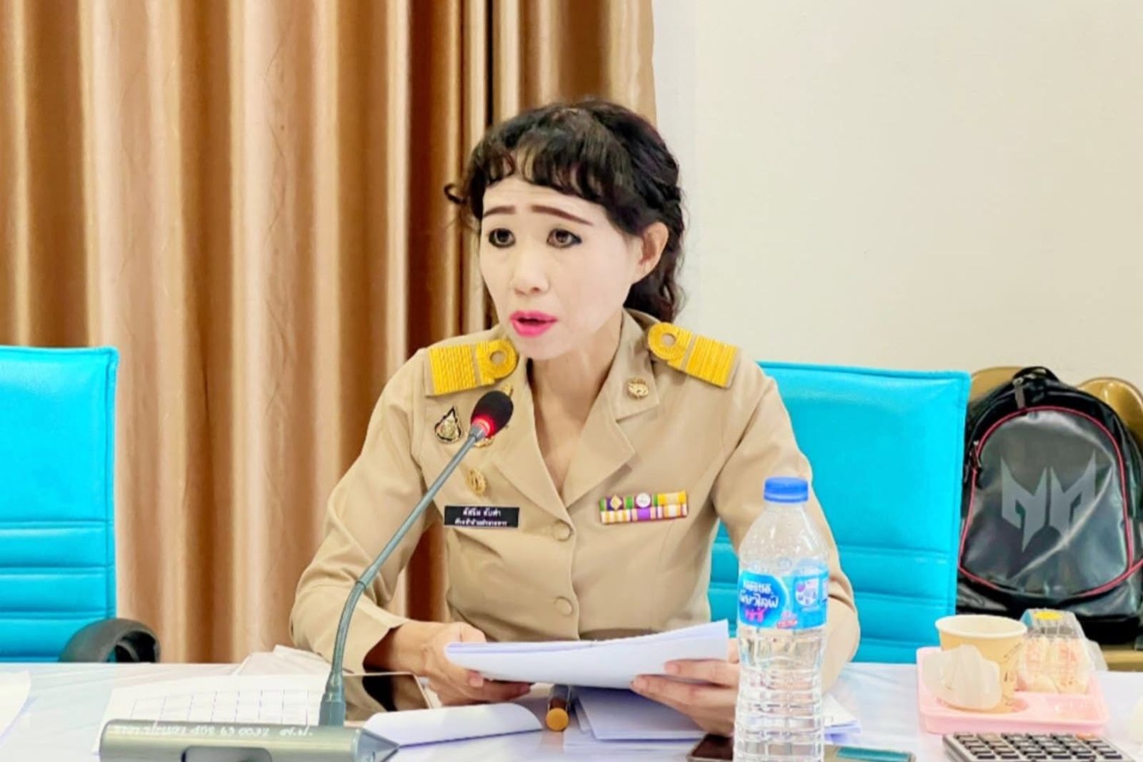 女公務員「神奇妝容」爆紅!開會照狂吸4千則留言 本人霸氣嗆:化妝有錯嗎