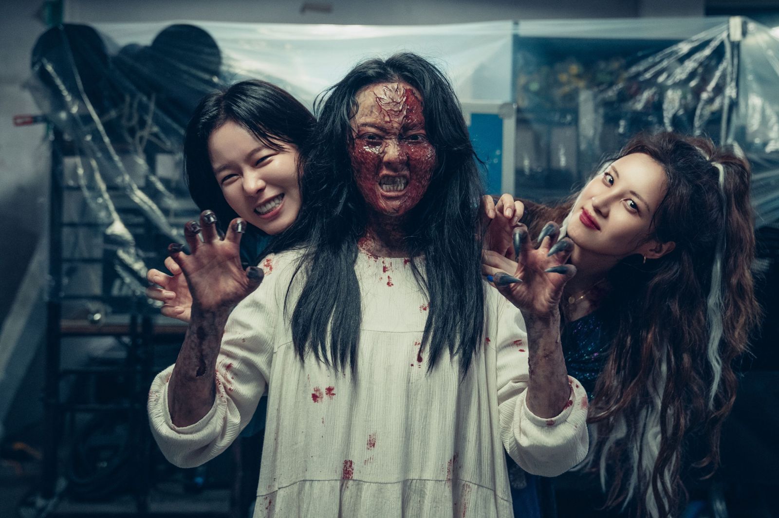徐玄（右起）片中為鄭知蘇驅魔，兩人私下互動就像親姊妹般。車庫提供