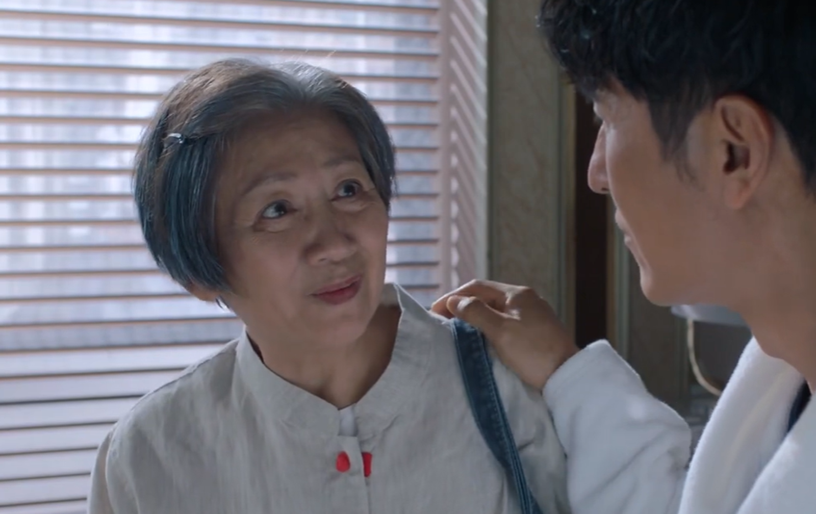 港星父子同台被虧「子比父老」　影后鮑起靜兒子換他當