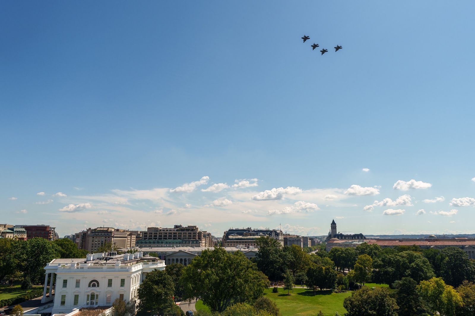 3日波蘭新任總統Karol Nawrocki訪問美國，美軍以F-35與F-16迎接貴賓蒞臨。圖片取自美國白宮flickr