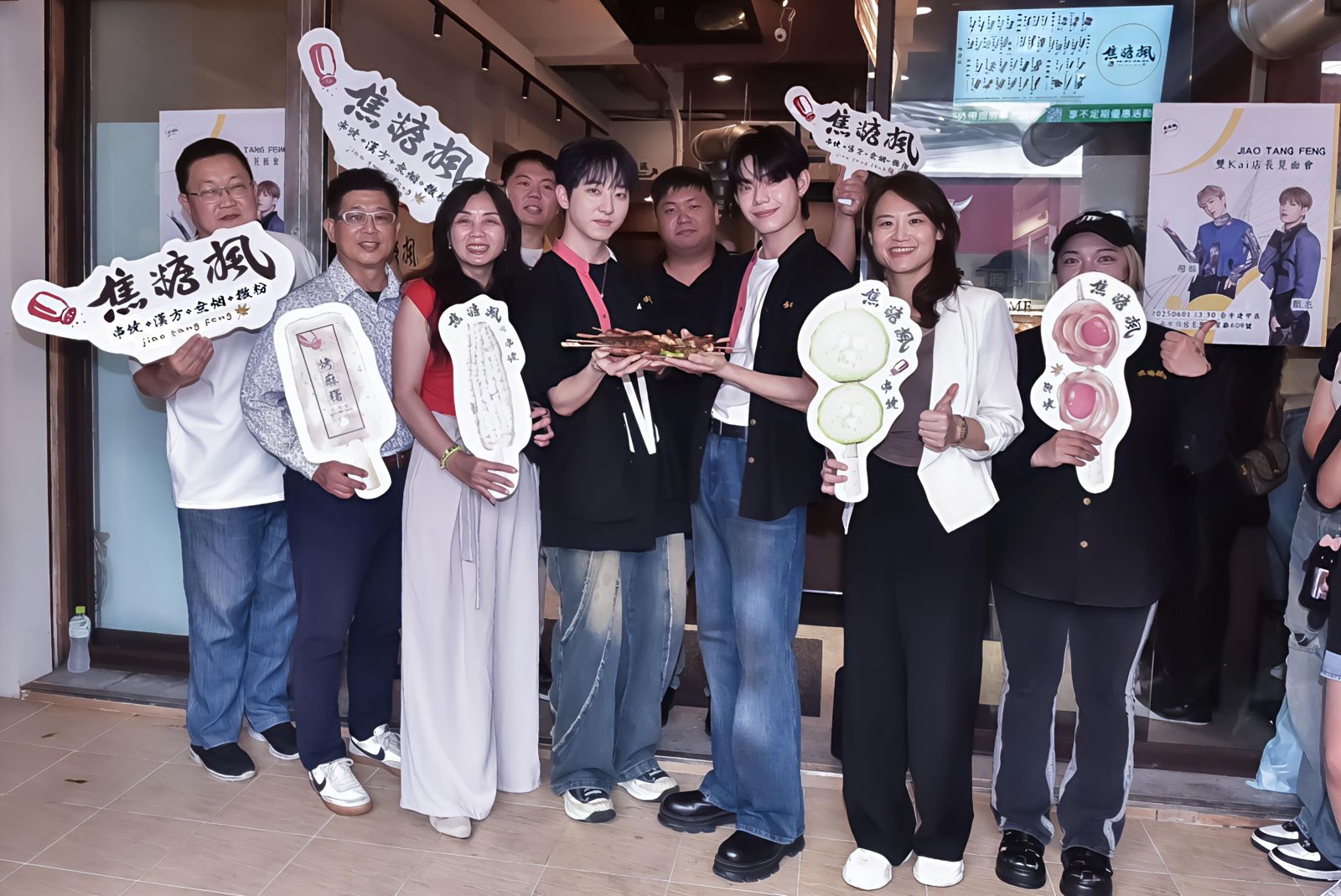 楷祐與凱杰1日擔任一日店長。焦糖楓提供