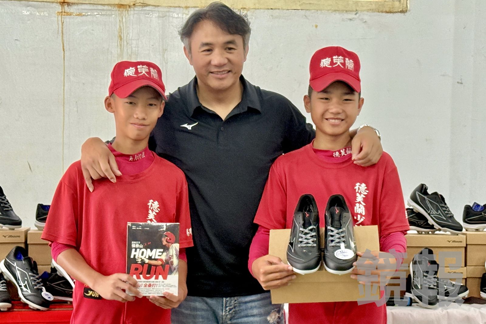 棒球熱潮繼續紮根！「森林王子」張泰山贈新鞋　盼偏鄉童從「手心向上」到「手心向下」