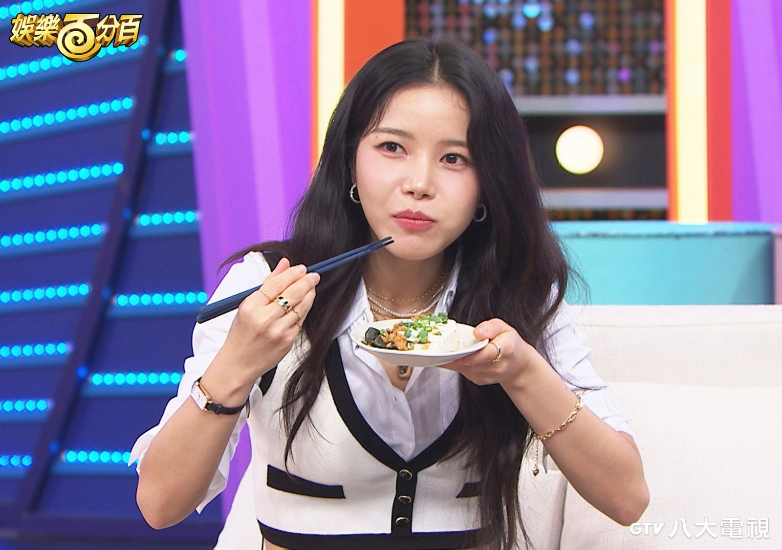 Solar 頌樂在八大《娛樂百分百》品嚐皮蛋豆腐。八大電視提供