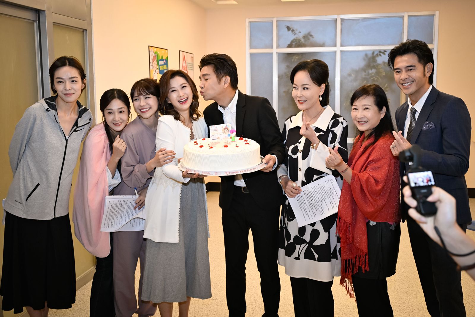 《百味人生》演員群黃玉榮（左起）、陳素珍、岳虹、謝承均、陳珮騏、林萱榆、孫子芯、賴郁庭歡喜慶生。三立電視提供