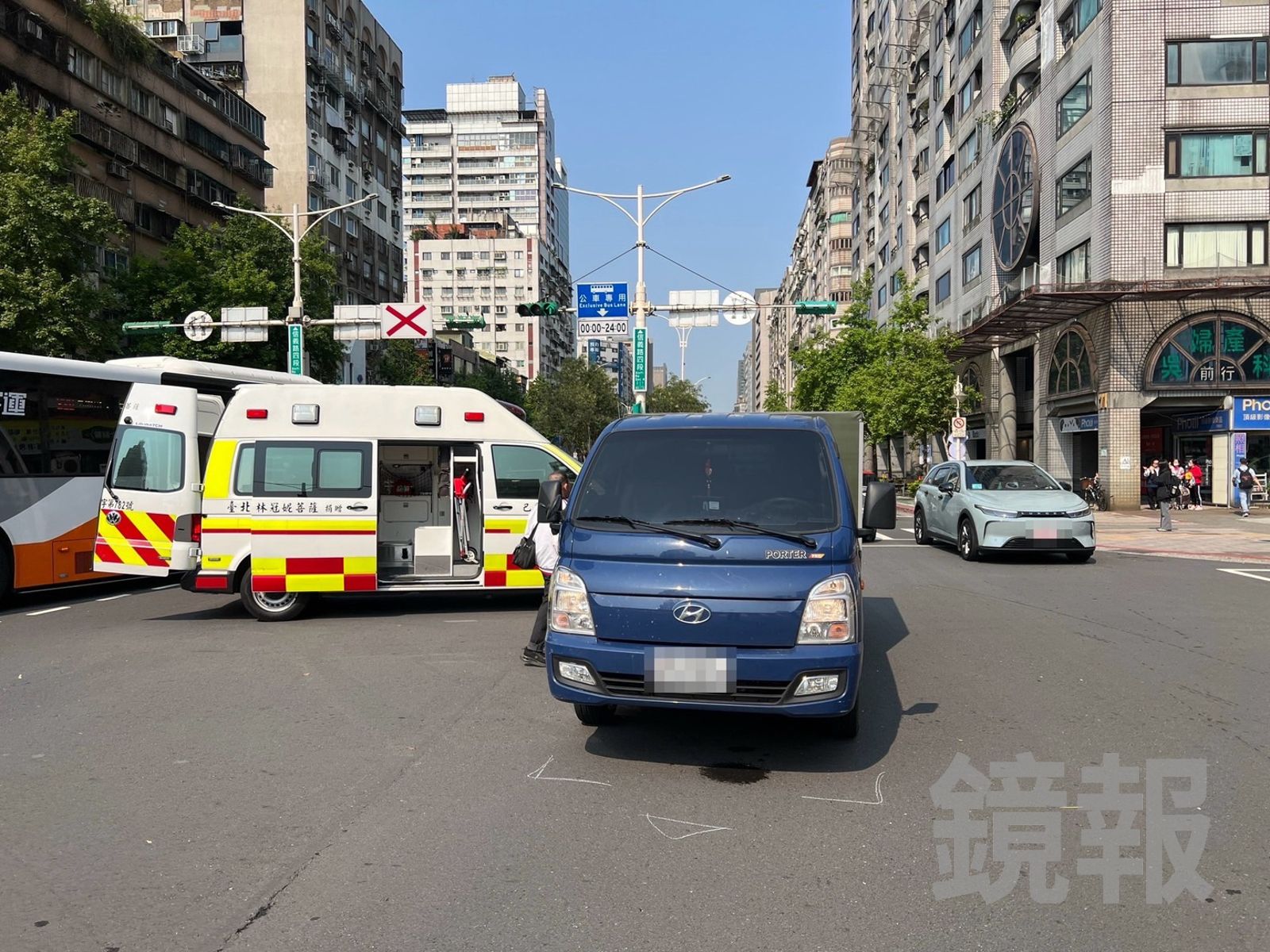趕下車命都不要!北市公車違規路口放人 婦又闖紅燈遭貨車撞飛命危
