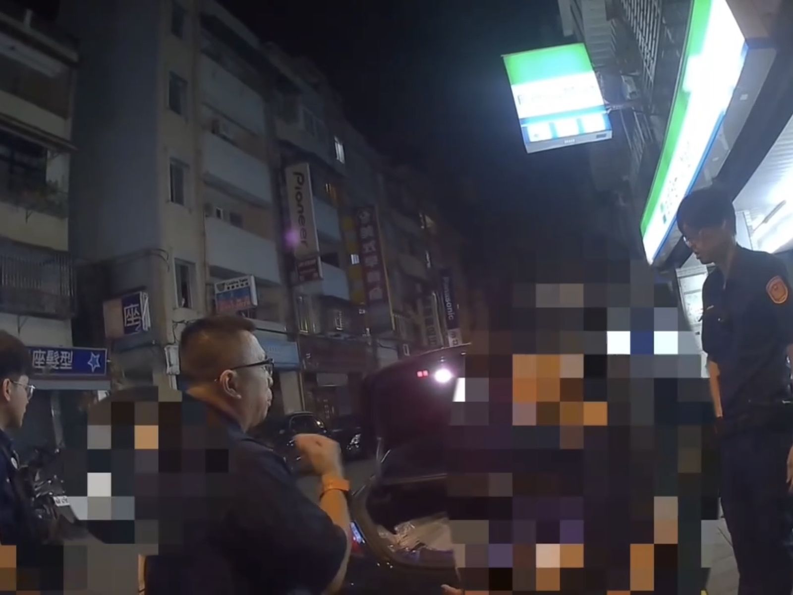 談分手失控!北市情侶街頭大吵 女友狂砸男友轎車下場曝