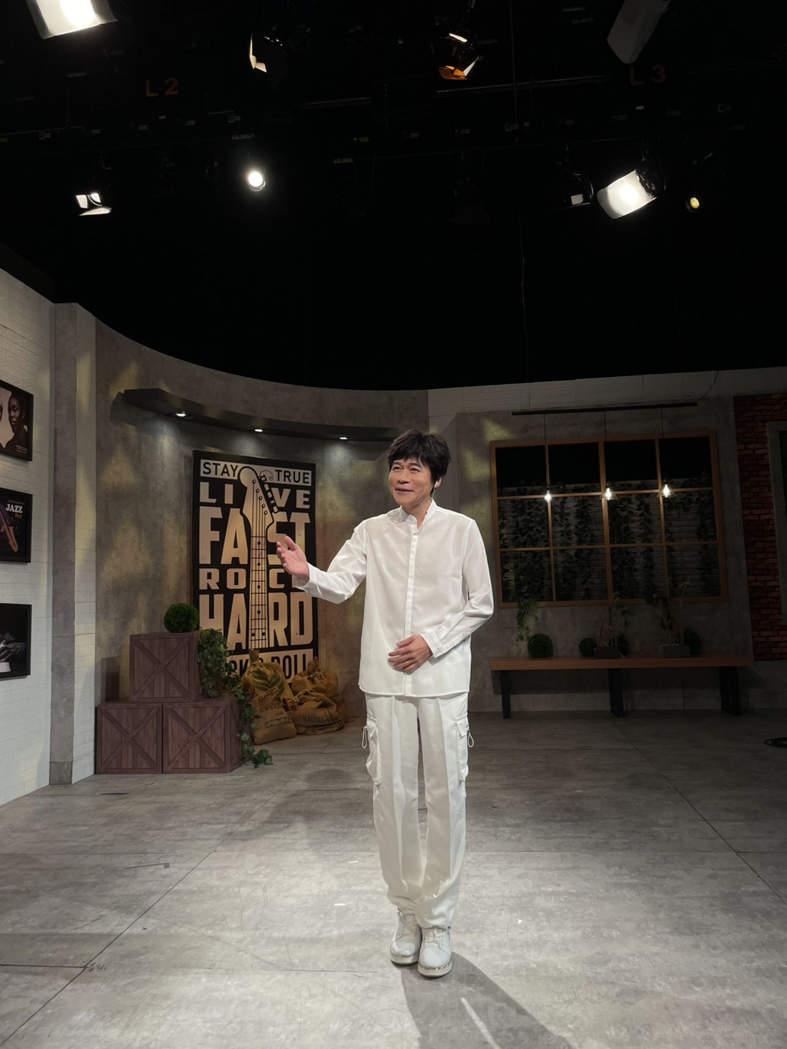 洪榮宏登上《那些年那些歌》宣傳《舊情綿綿》演唱會。年代提供