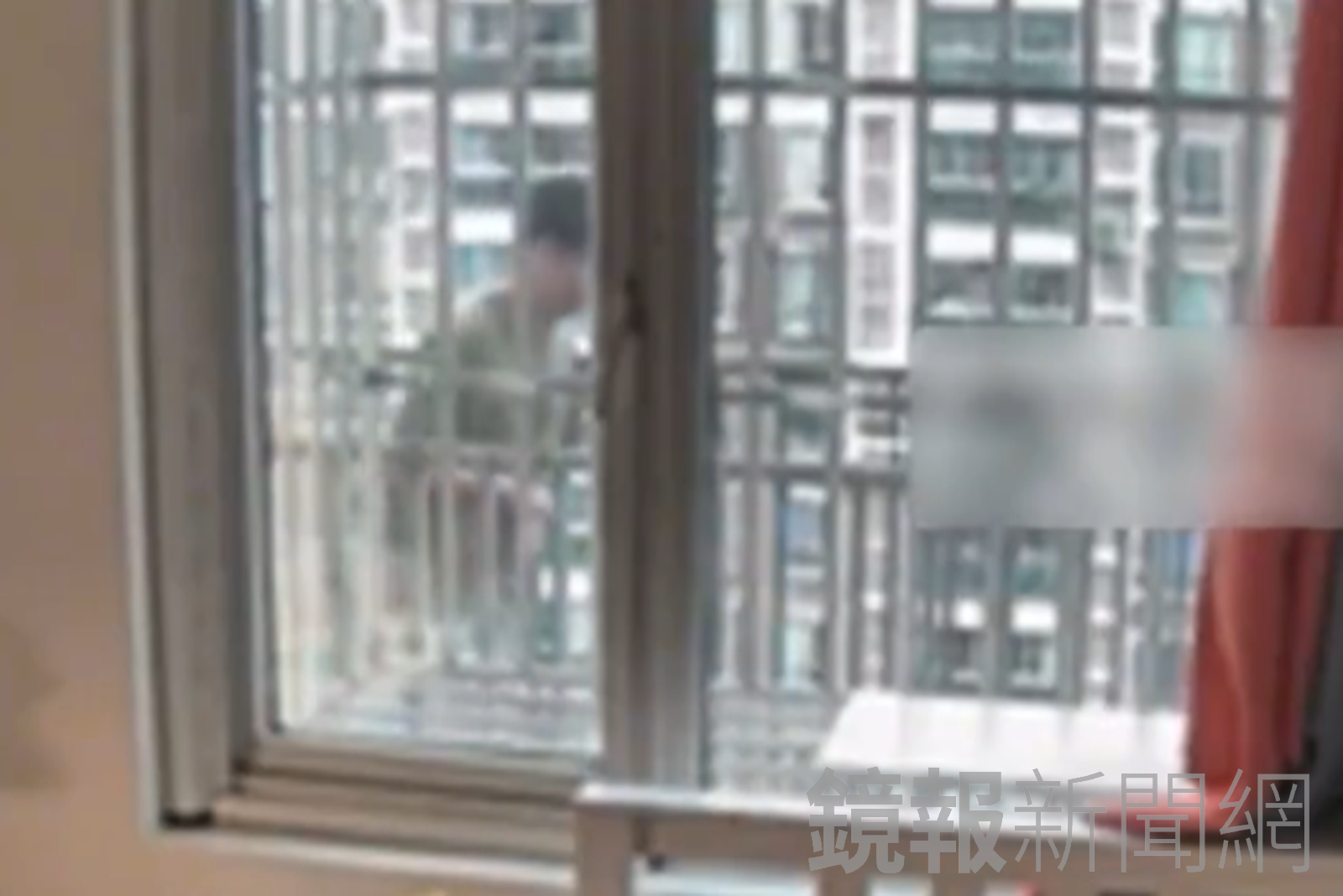 男子在走廊蹲點偷窺。圖／翻攝自微博