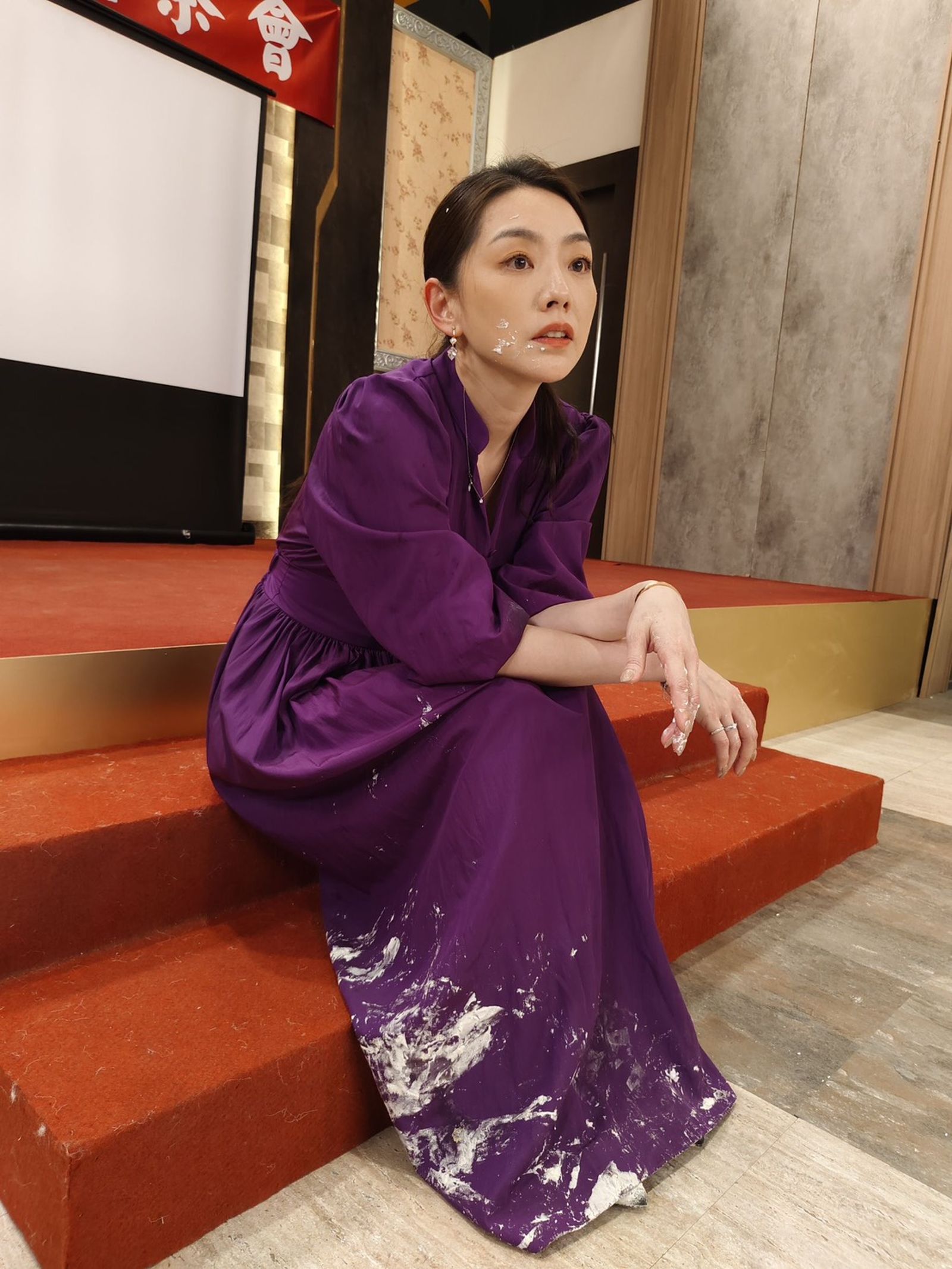 賴芊合激烈狠砸蛋糕怒打劉至翰,事後全身痠痛,手抖畫不了口紅。民視提供