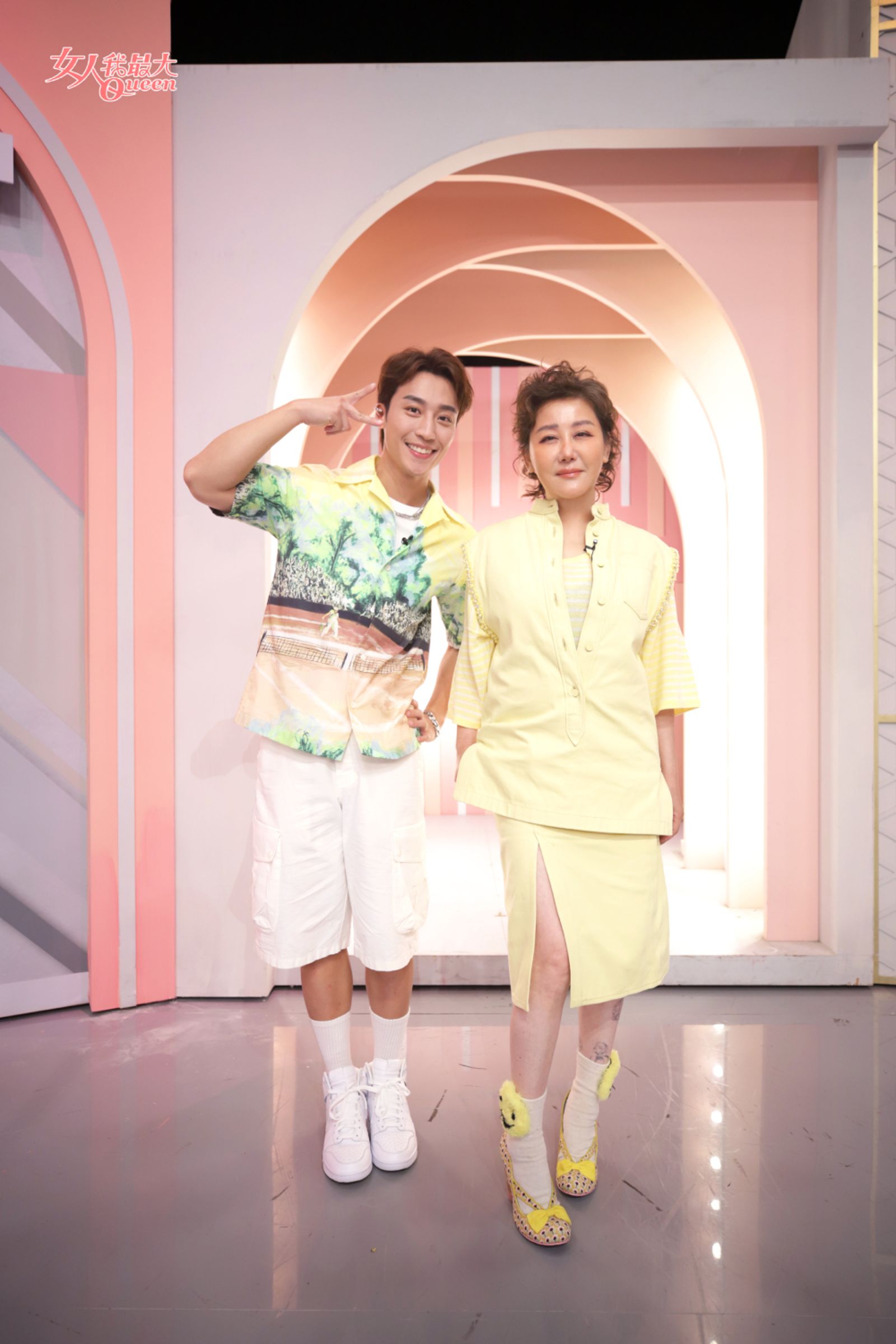 藍心湄（右）和卞慶華在節目建立起極佳的主持默契。TVBS提供