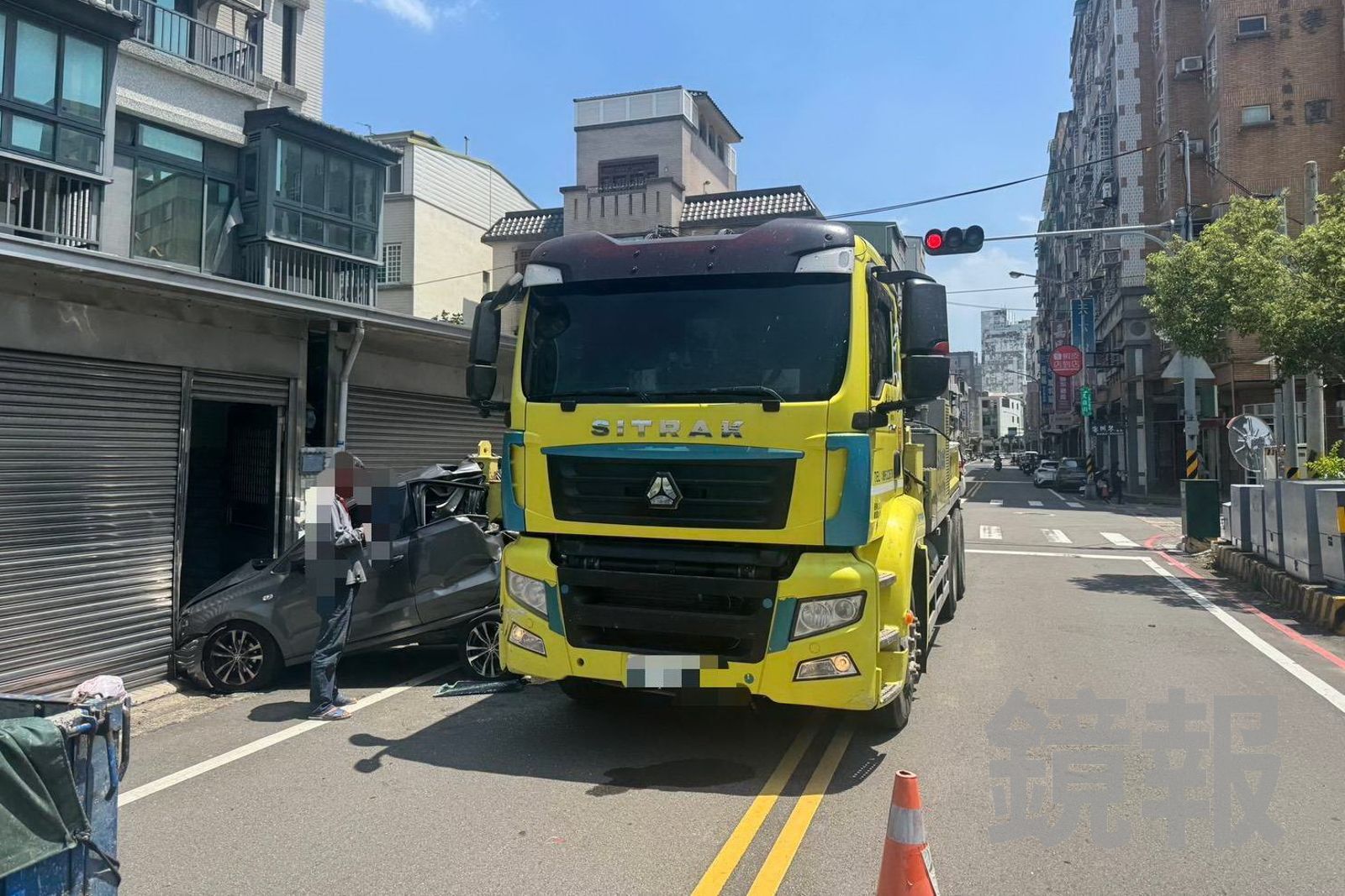壓送車過彎撞上轎車,所幸無人受傷。民眾提供