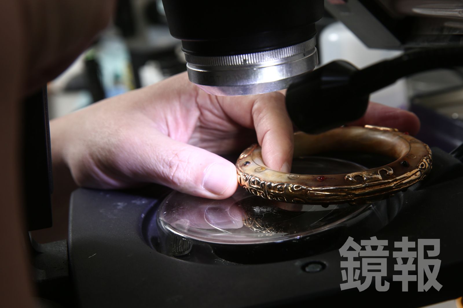 專家通過專業儀器檢測手環。李鍾泉攝