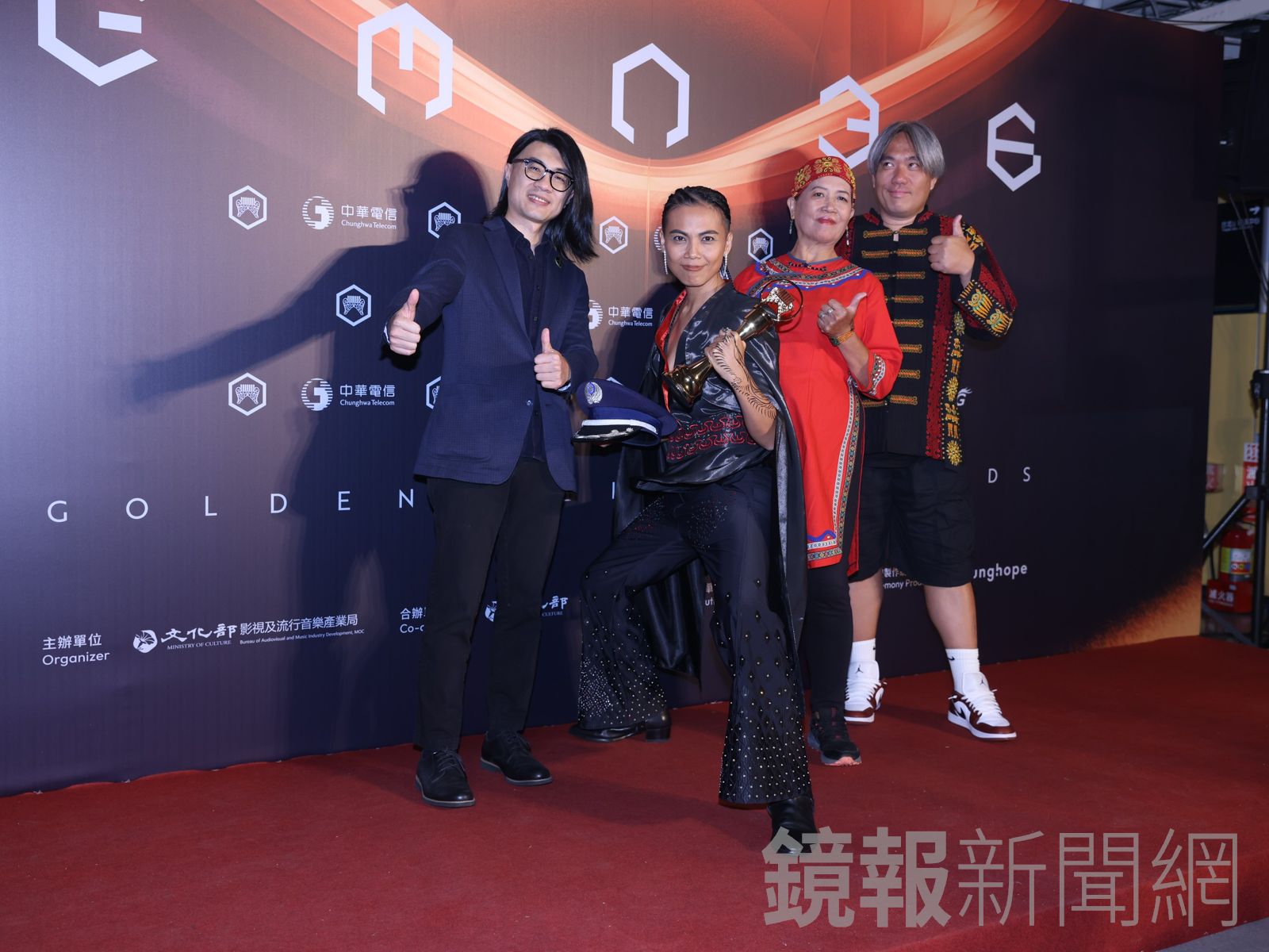 戴曉君（左2）將獎獻給在天上的爸爸。劉耀勻攝