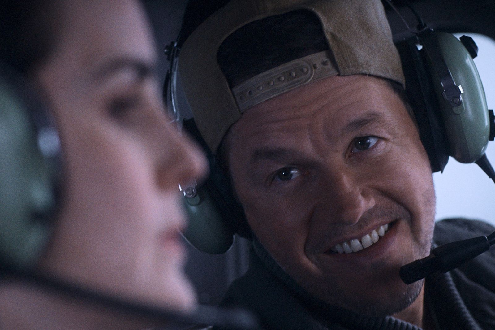 馬克華伯格禿頭造型像連環殺手　《失速機劫》高空鬥狠浴血肉搏超變態