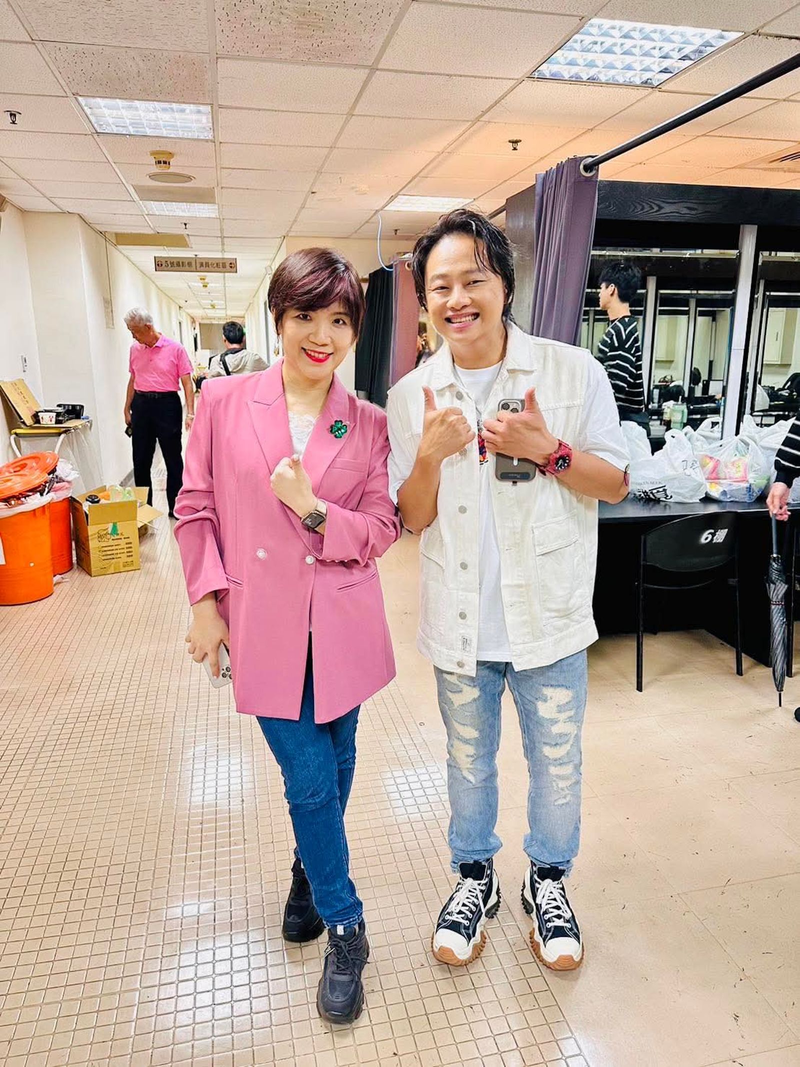 賴銘偉(右)與大姐來賓合照。摘自賴銘偉IG