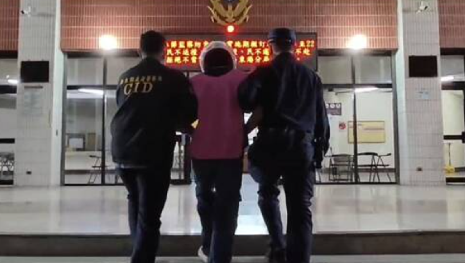 屏東林邊大年初二夜驚魂　男子投擲汽油彈燒毀4車　持刀搶超商當場遭逮