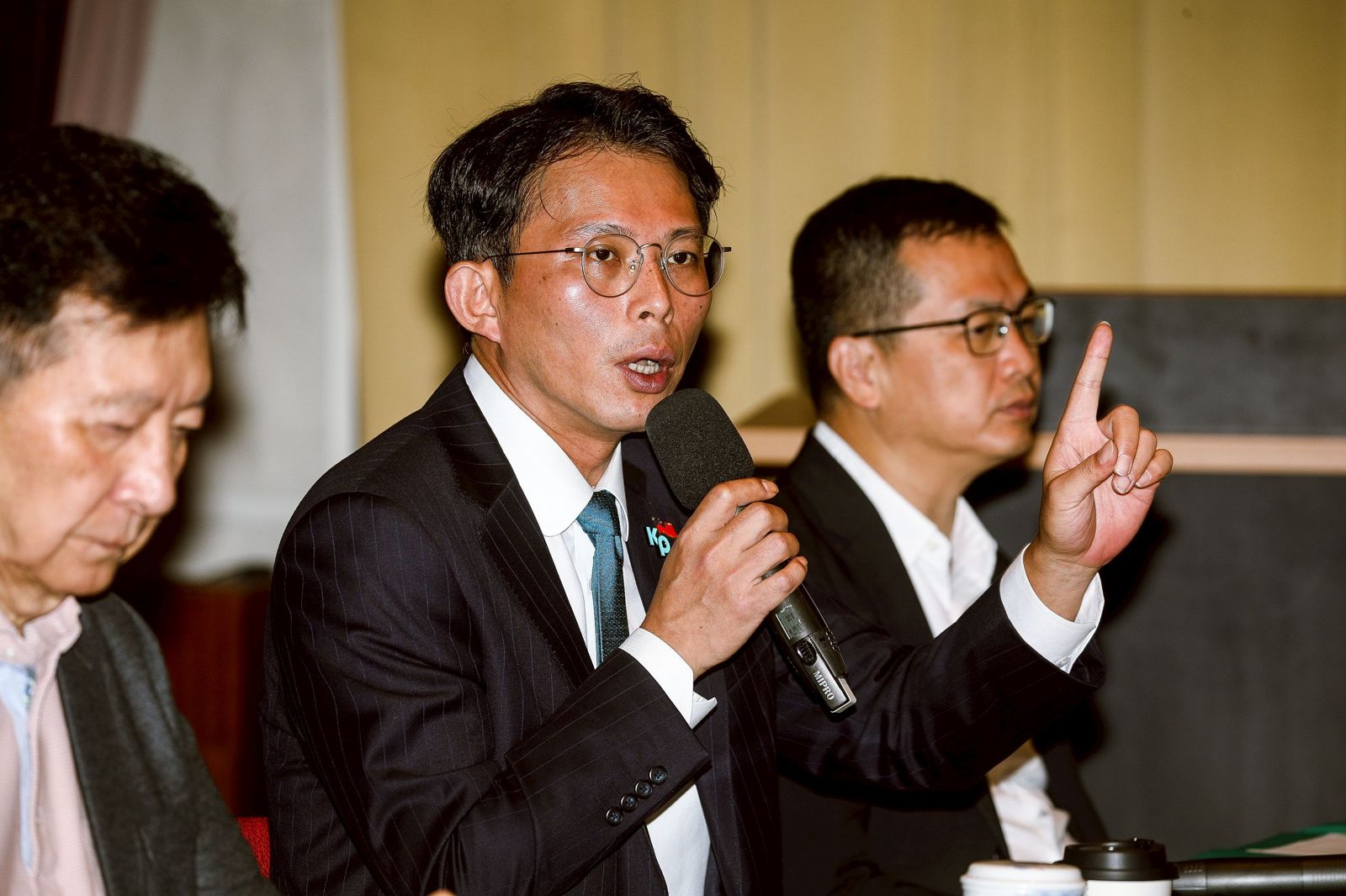 逾2千名陸配未繳「除籍證明」　黃國昌：人權早被民進黨丟進垃圾桶