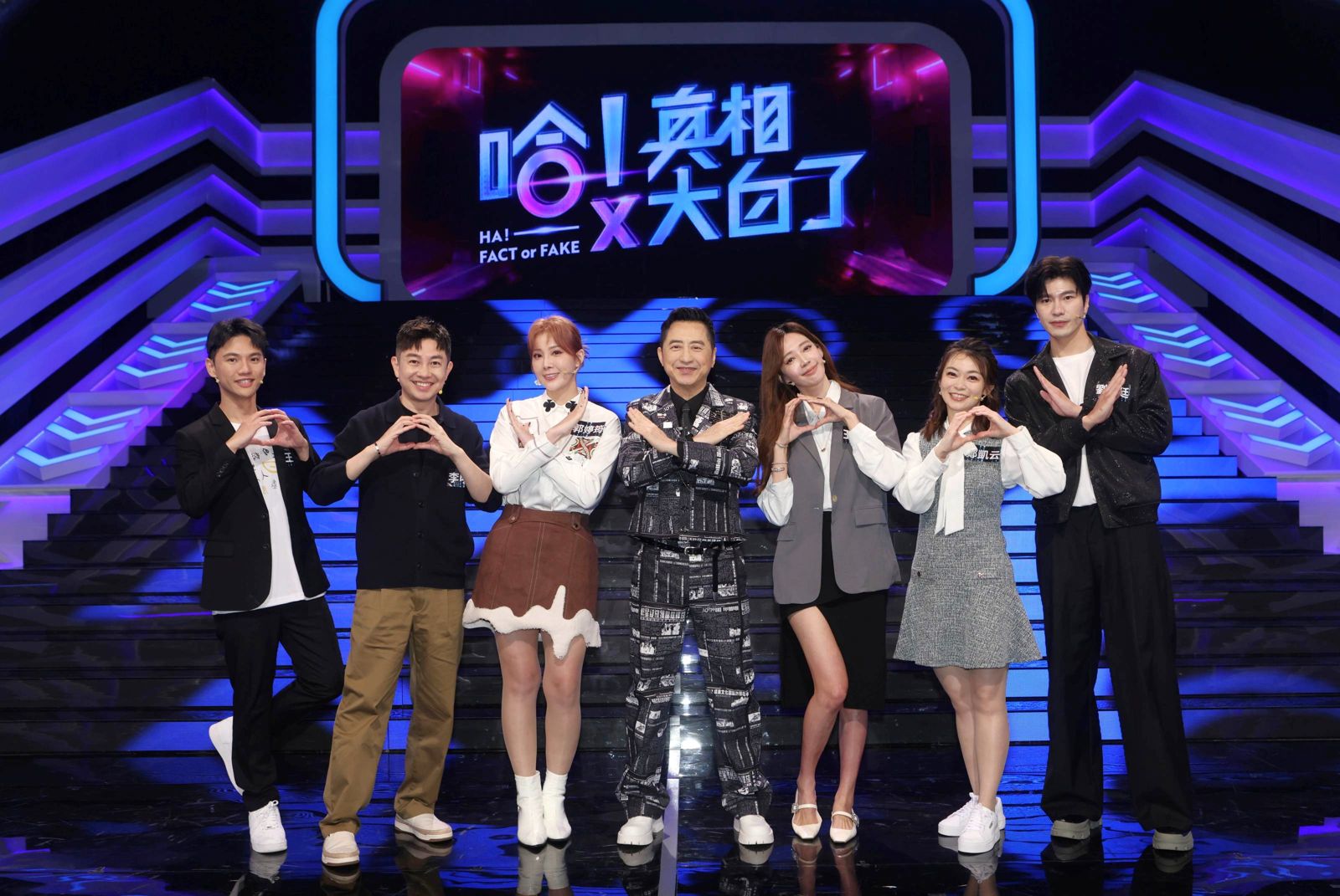 王伯源（左起）、李明川、郭婷筠與主持人哈林，以及王心恬、鄭凱云、劉泯廷一起討論在路邊被推銷美容的經歷。公視提供