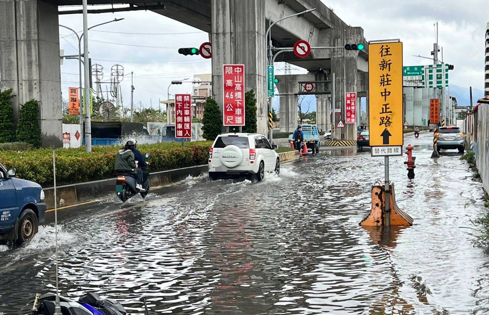 中華電信遷移管線挖破水管 泰山新北大道變小河畫面曝