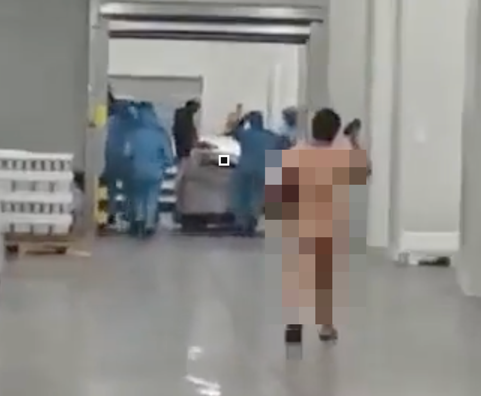 中國電池大廠爆員工裸奔!疑遭主管「禁止上廁所」失控暴走...公司出面道歉