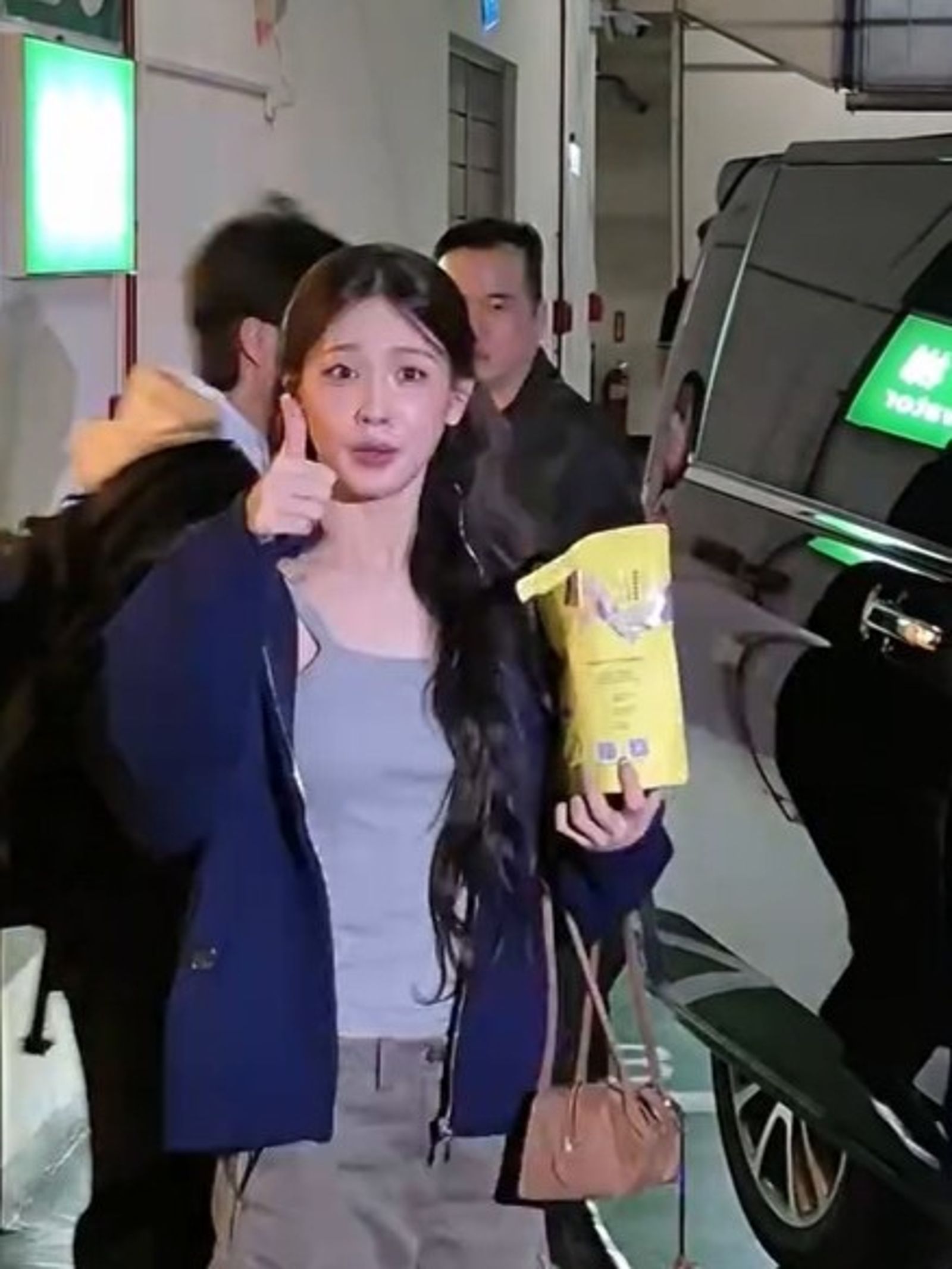 粉絲問零食好吃嗎?薇娟豎起大拇指比讚。(丹尼船長供圖)