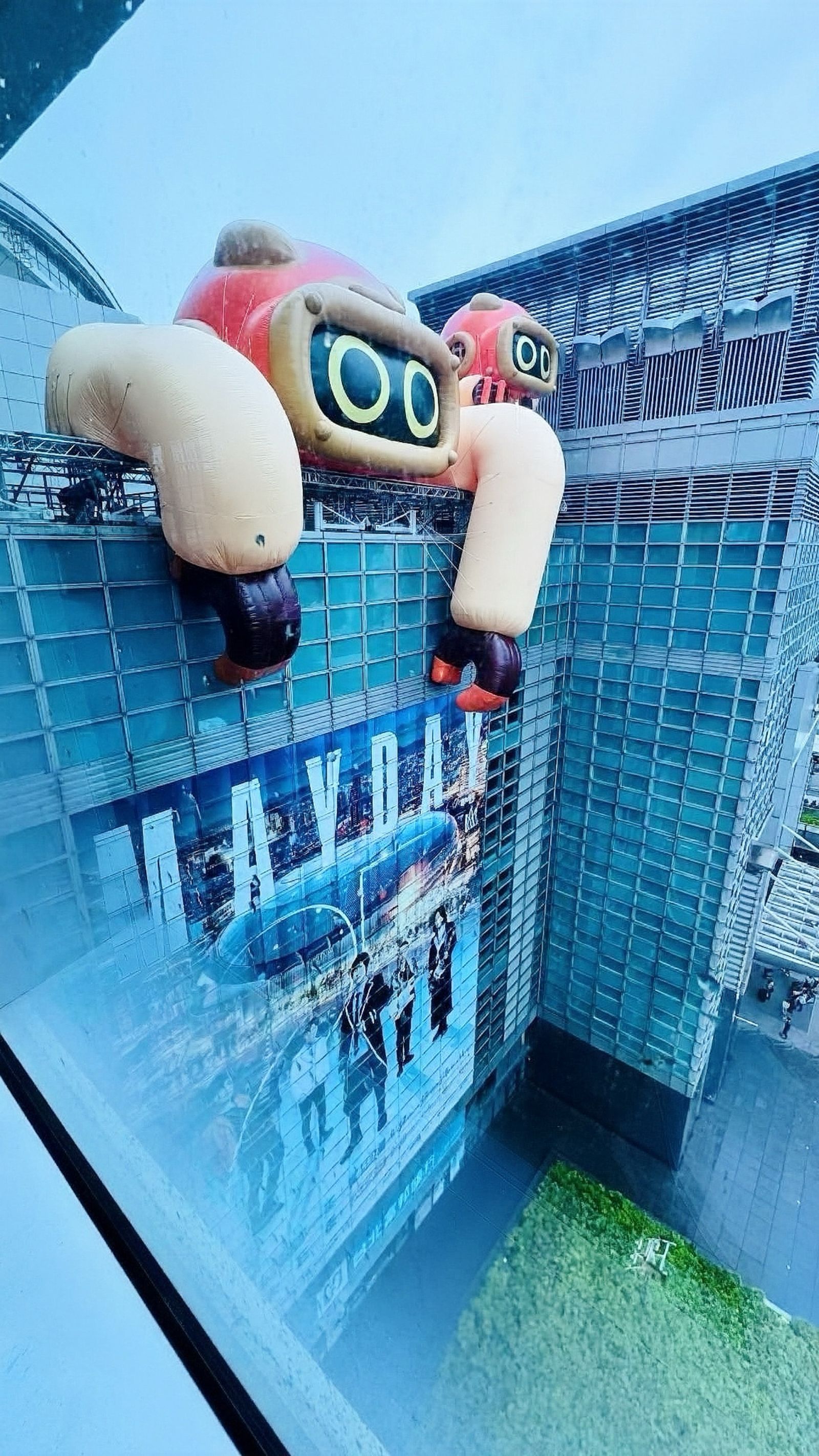 大小喵星人居家防颱後，再度回到台北101。相信音樂提供