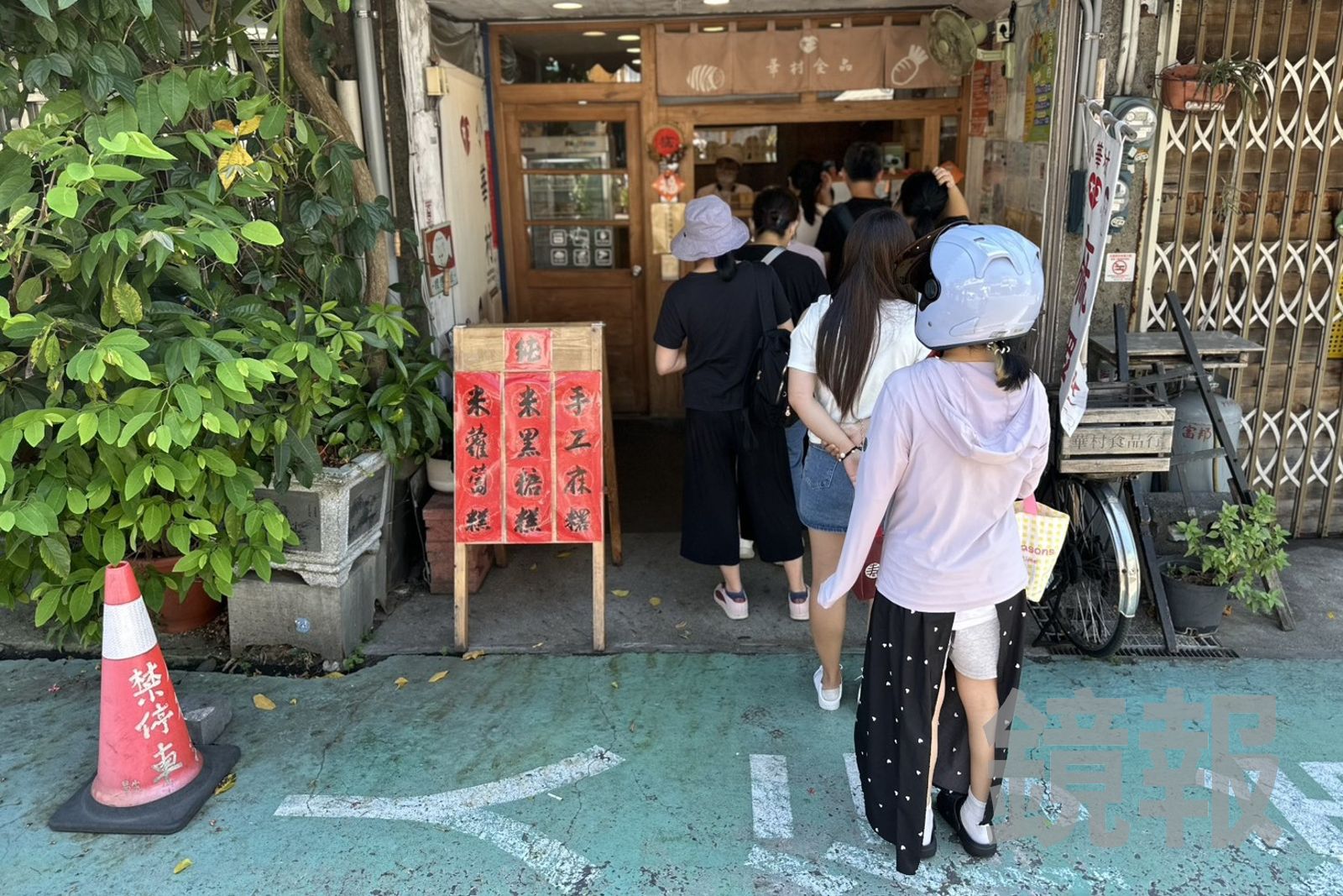 「小華村純米手作粿店」不但維持古早做法，又有新潮的文青風，吸引許多年輕客群。