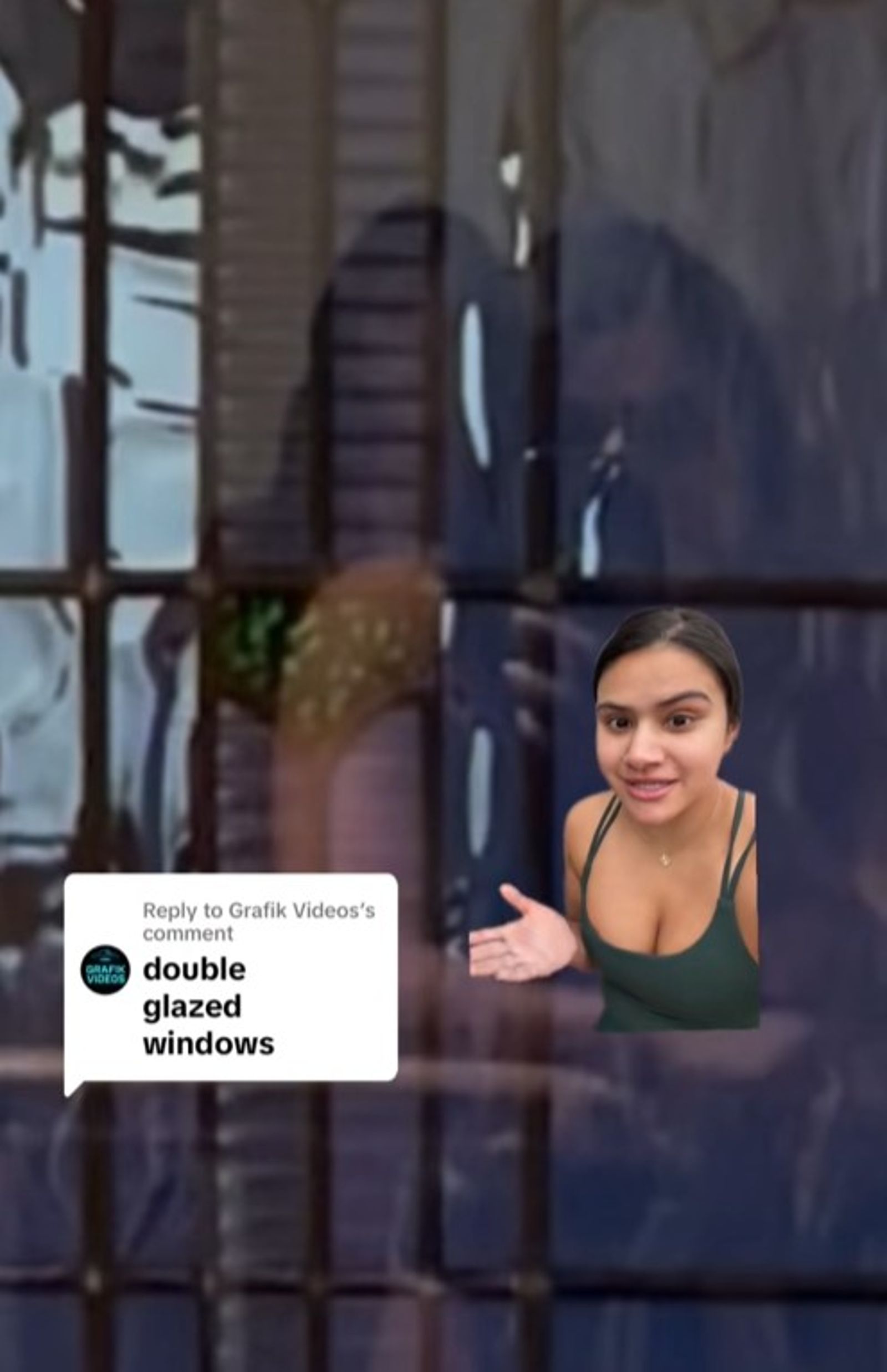 倒影不會跟著女子的動作一起移動。圖/翻攝自TikTok/dressingroomdiaries93