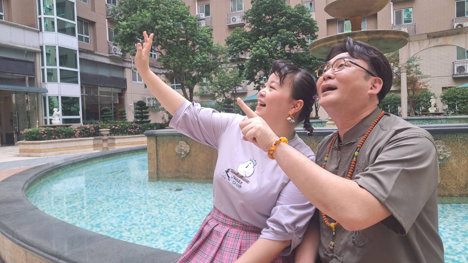 洪毛(右)與宮美樂在《好運來》中飾演父女。民視提供