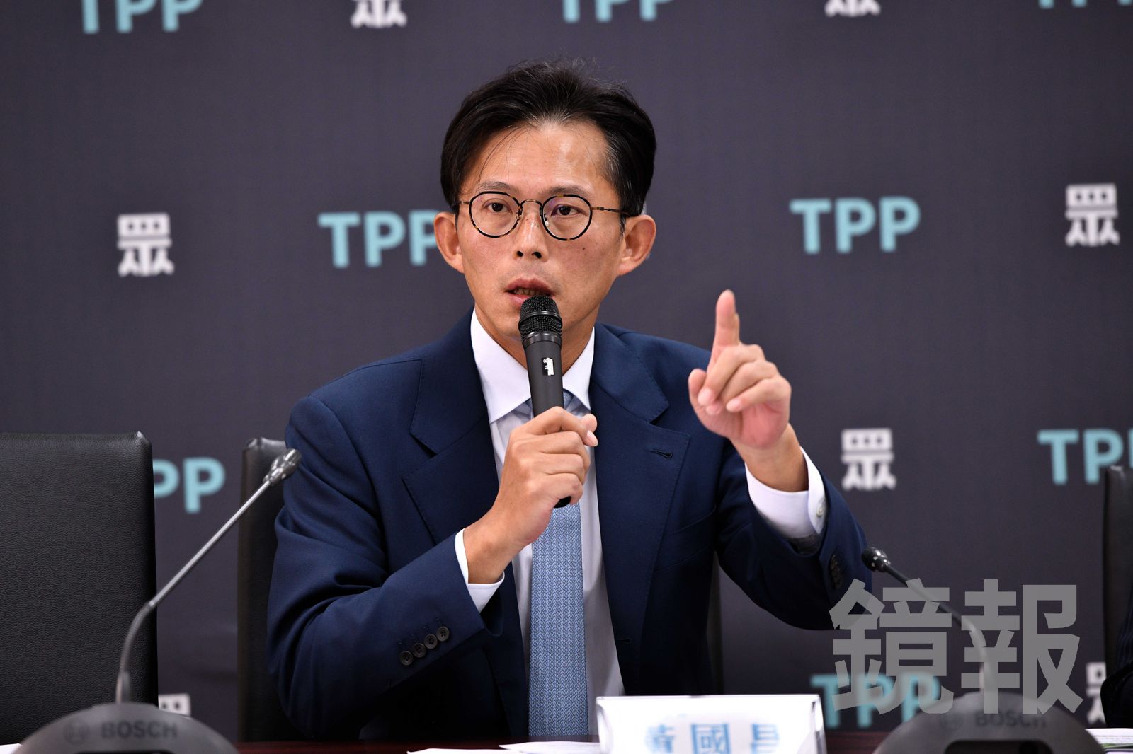 黃國昌狗仔關鍵人「蕭依依」遭起底　鄭運鵬前助理爆料曾被她冒名
