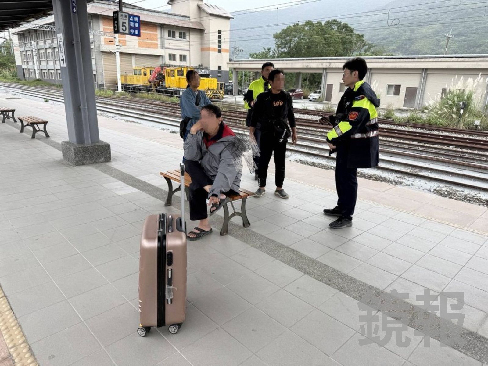 「要家電先交5千？」光復惡人狠騙災民　台鐵月台被民眾堵個正著