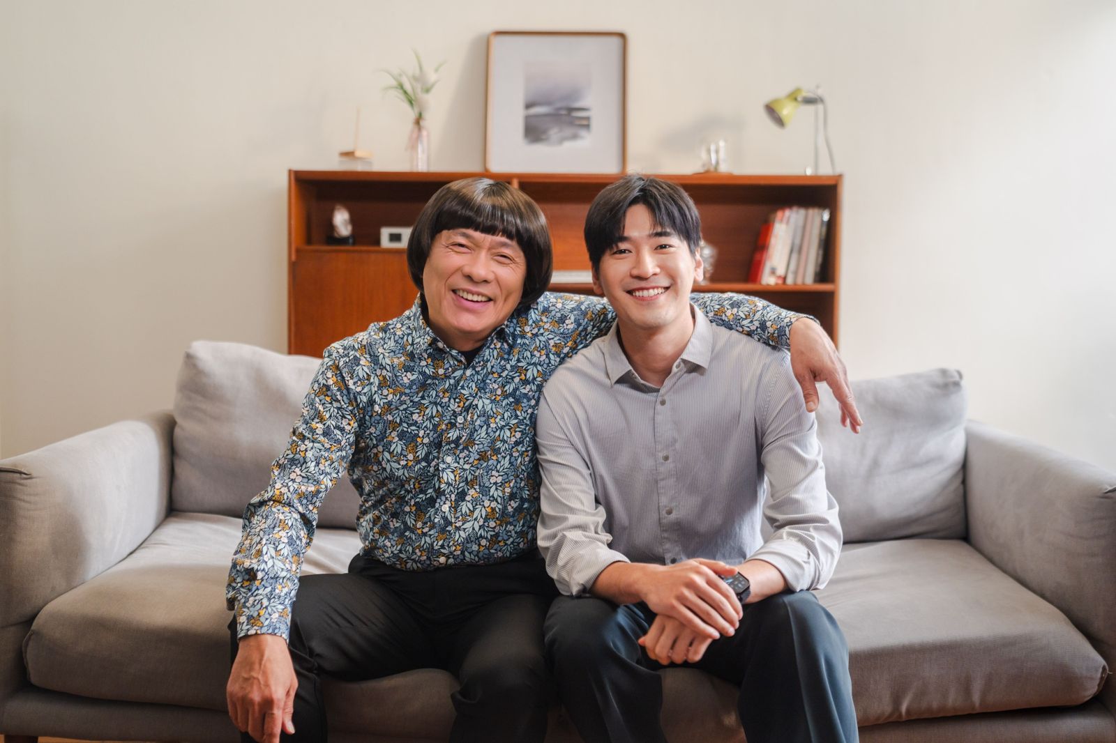 豬哥亮AI復出推出新歌〈阿爸的話〉,涂善存在MV裡和前輩跨世代合作。甲上娛樂提供